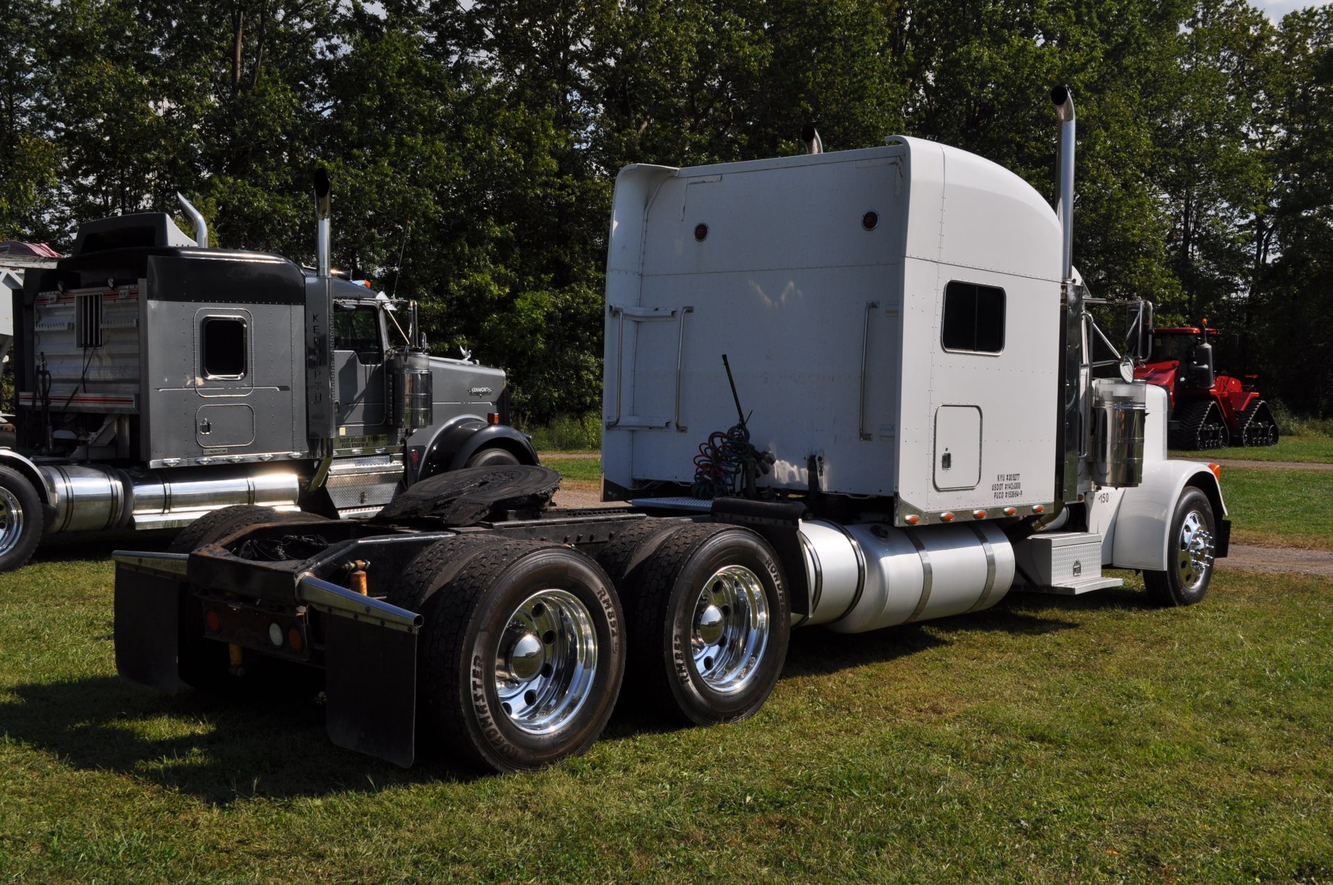 2005 Peterbilt 379 semi truck, 68” sleeper, 3406E CAT 475 hp, 13 speed Eaton, air ride, twin screw - Image 3 of 50