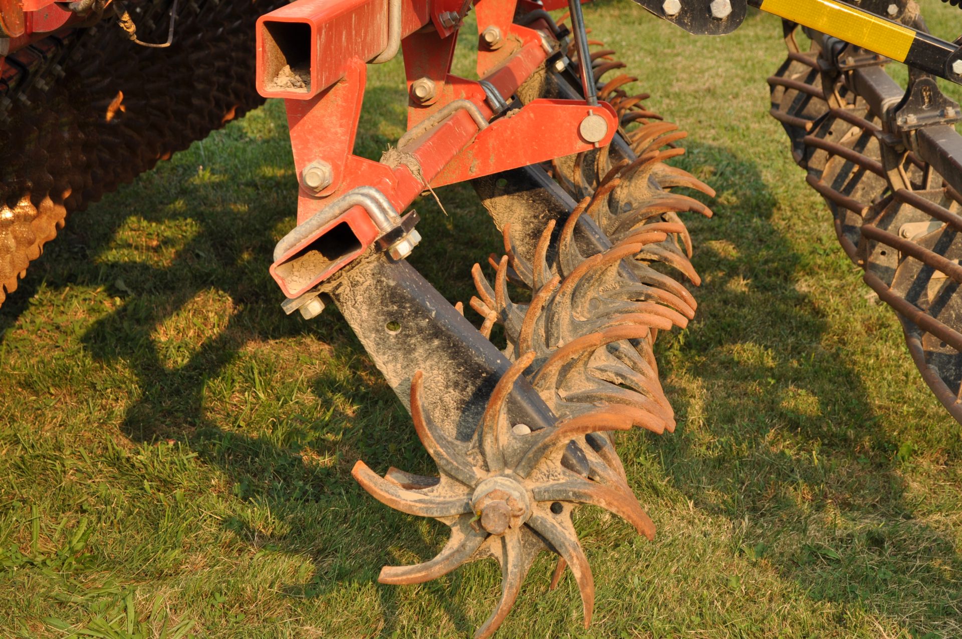 2018 30’ Kuhn Krause 8005 Excelerator vertical till, hyd fold, hyd angle, hyd down pressure spider - Image 14 of 25