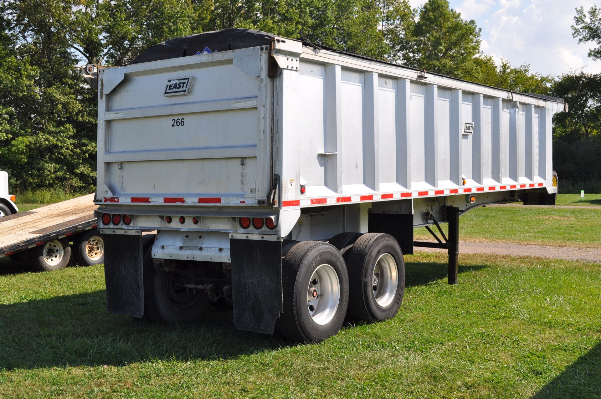 2010 28’ East alum dump trailer, alum frame, tandem axle, spring ride, alum wheels, 11R22.5 tires - Image 4 of 20