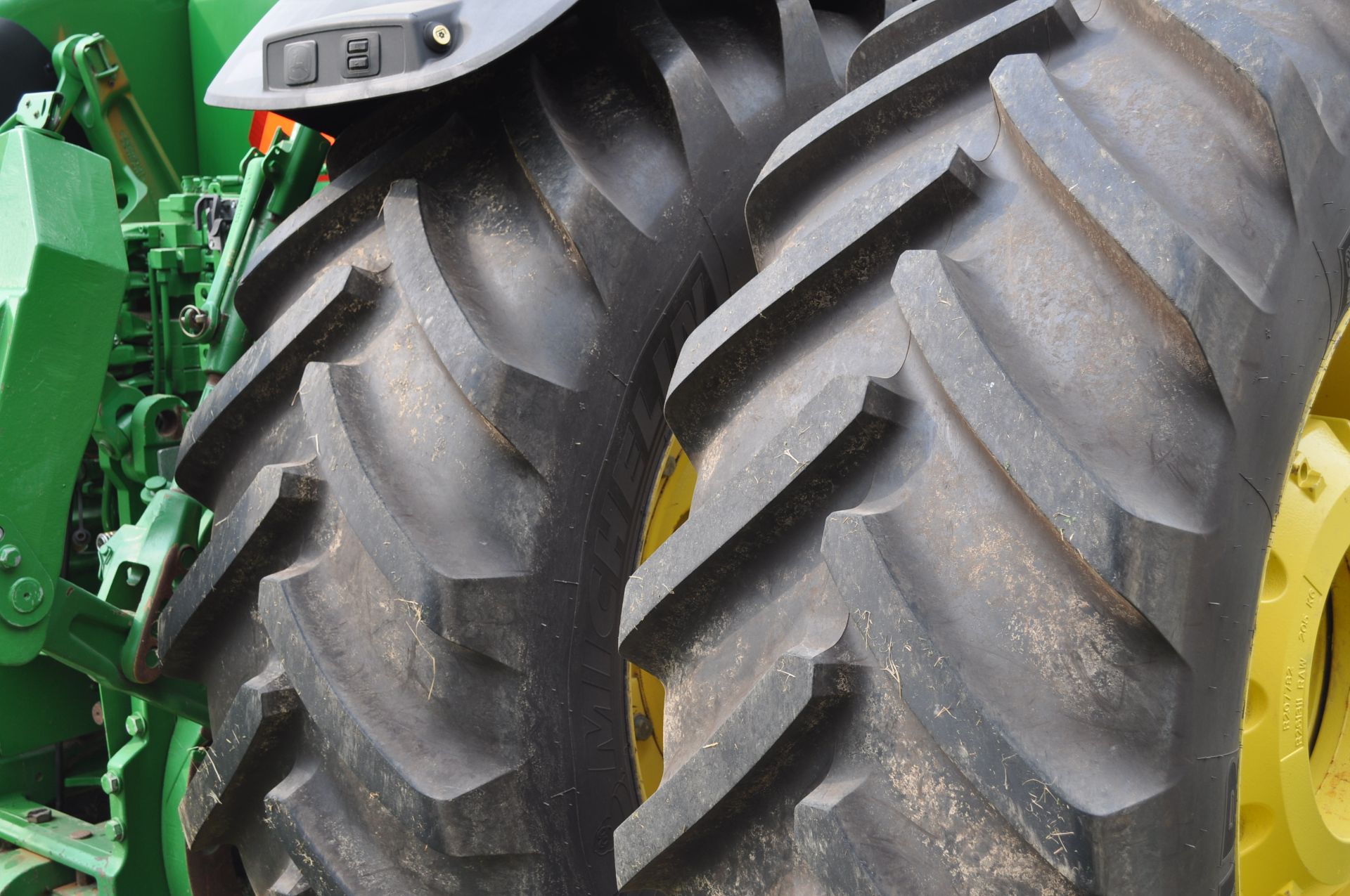 John Deere 8370R tractor, MFWD, Michelin Mach X Bib 620/70R46 rear duals, 600/70R30 front, IVT, ILS - Image 10 of 46