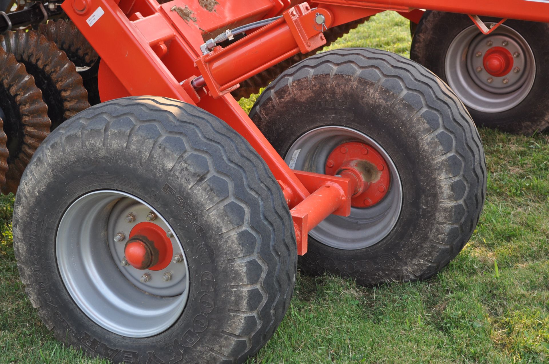 2018 30’ Kuhn Krause 8005 Excelerator vertical till, hyd fold, hyd angle, hyd down pressure spider - Image 21 of 25