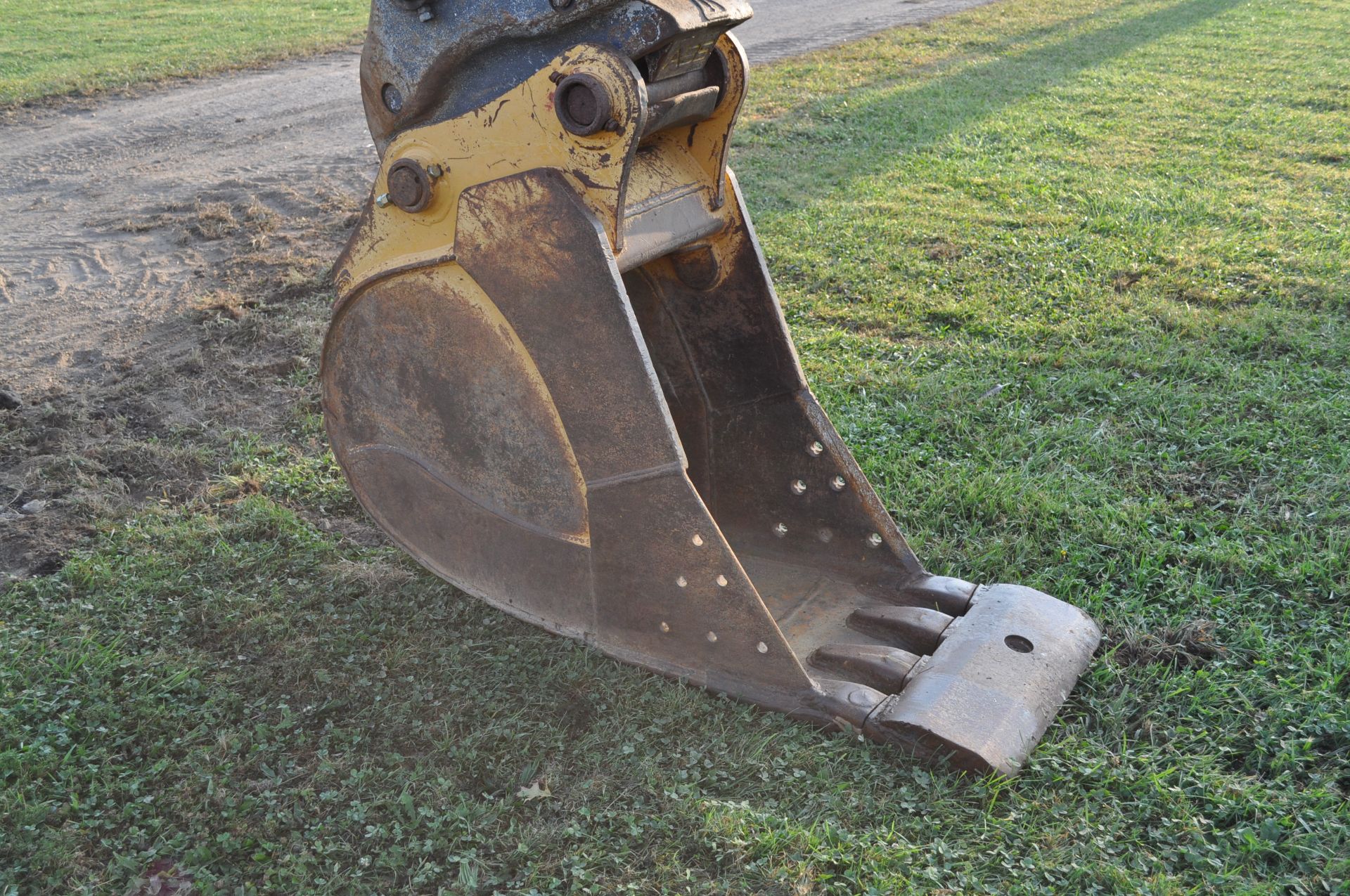 Hitachi 200LC excavator, 32” steel pads, C/H/A, JRB hyd coupler, 25" rock bucket w/ duckbill - Image 7 of 38