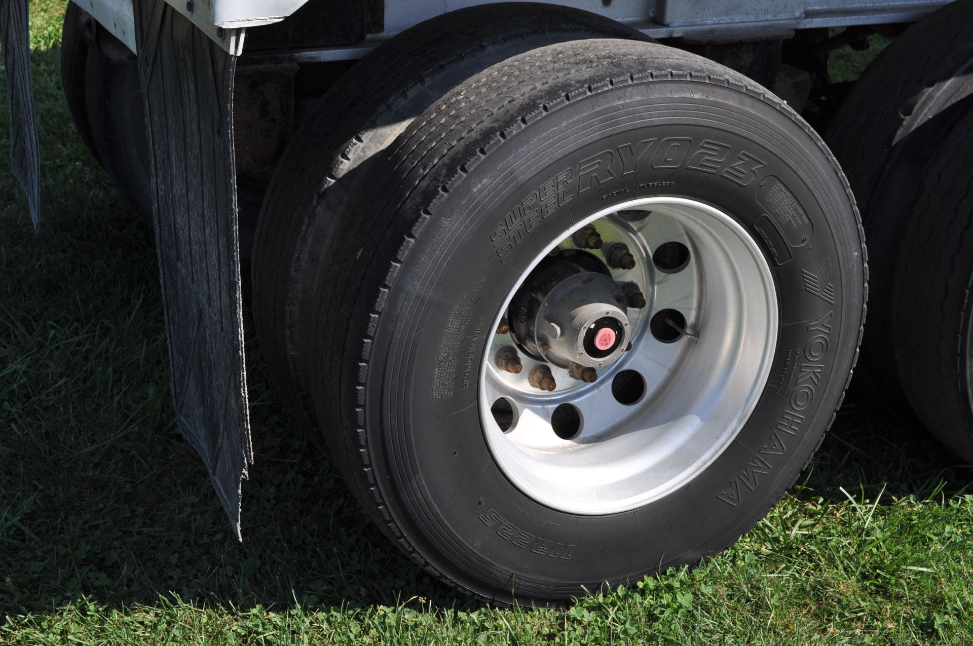 2010 28’ East alum dump trailer, alum frame, tandem axle, spring ride, alum wheels, 11R22.5 tires - Image 12 of 20