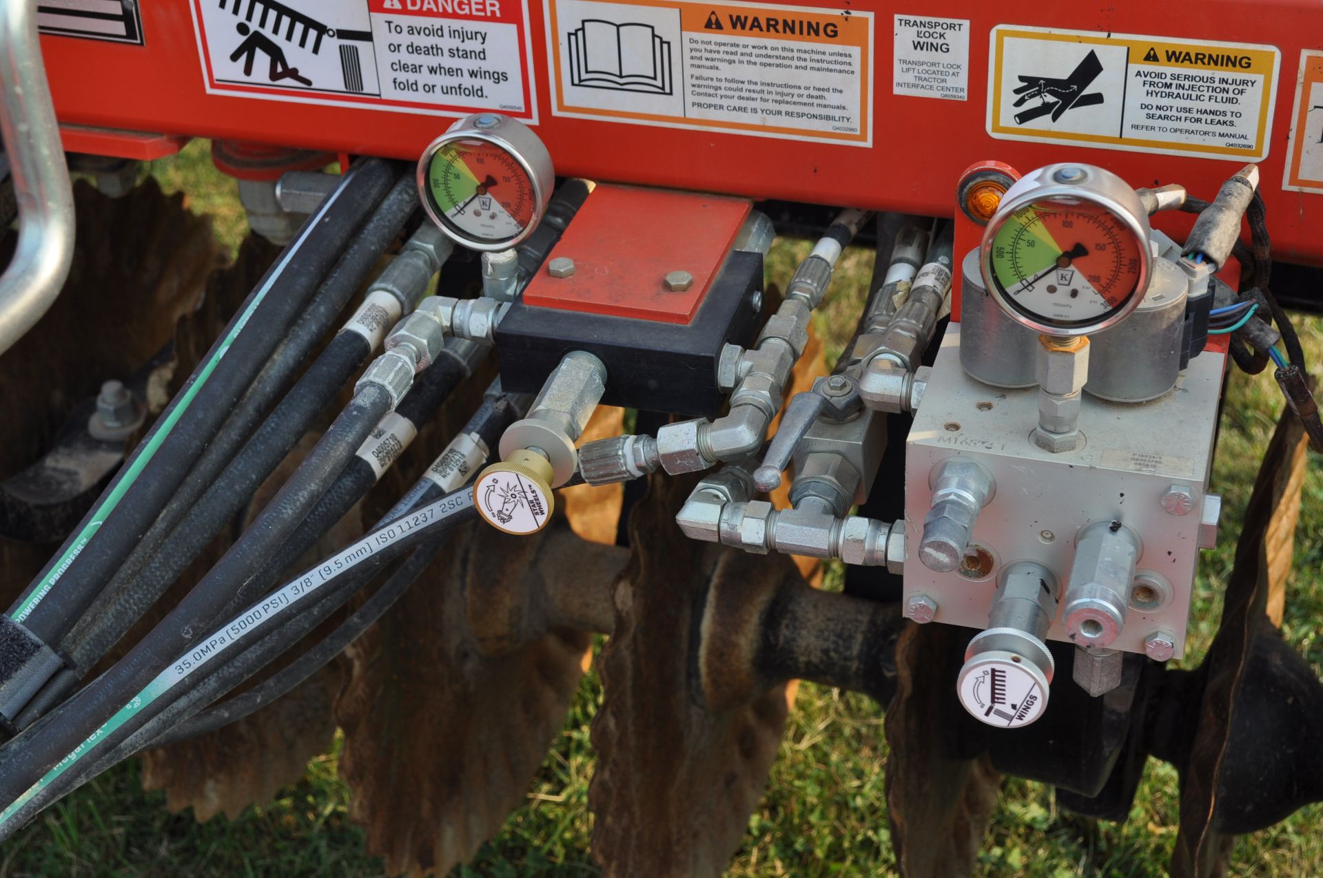 2018 30’ Kuhn Krause 8005 Excelerator vertical till, hyd fold, hyd angle, hyd down pressure spider - Image 6 of 25