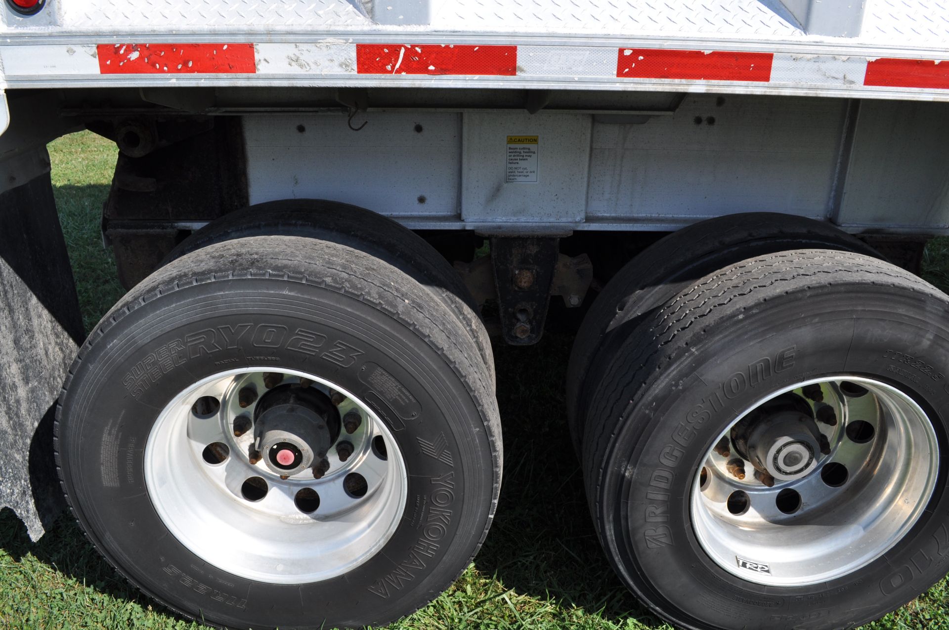 2010 28’ East alum dump trailer, alum frame, tandem axle, spring ride, alum wheels, 11R22.5 tires - Image 14 of 20