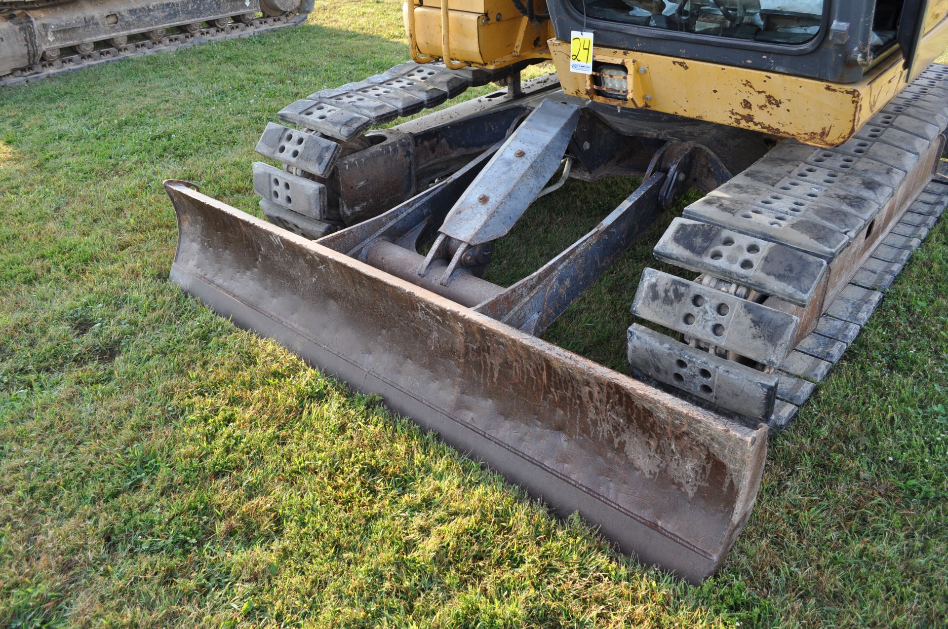 John Deere 75C excavator, 18” rubber pads, C/H/A, 8’ blade, 4' smooth bucket, manual coupler - Image 23 of 38