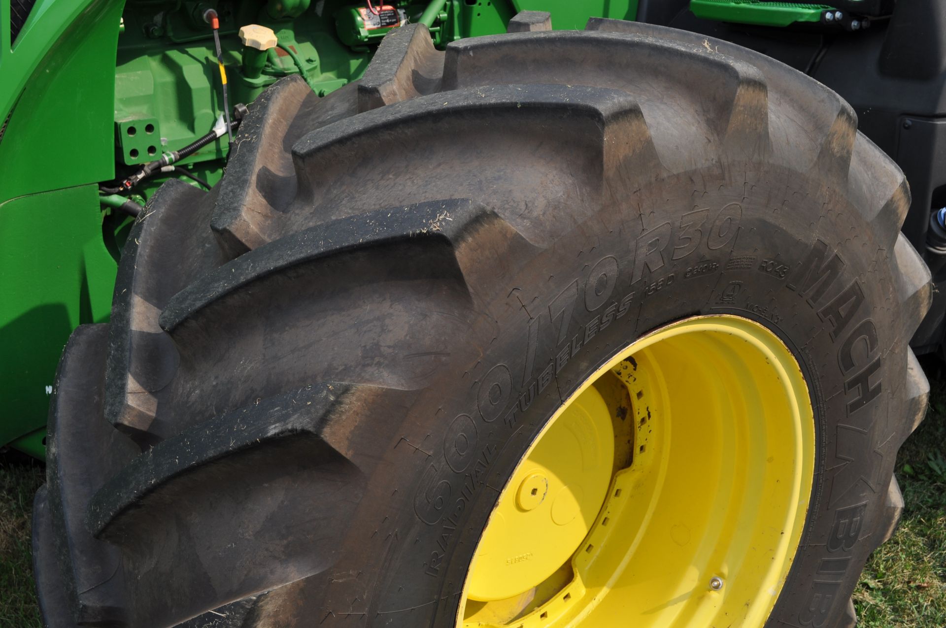 John Deere 8370R tractor, MFWD, Michelin Mach X Bib 620/70R46 rear duals, 600/70R30 front, IVT, ILS - Image 5 of 46