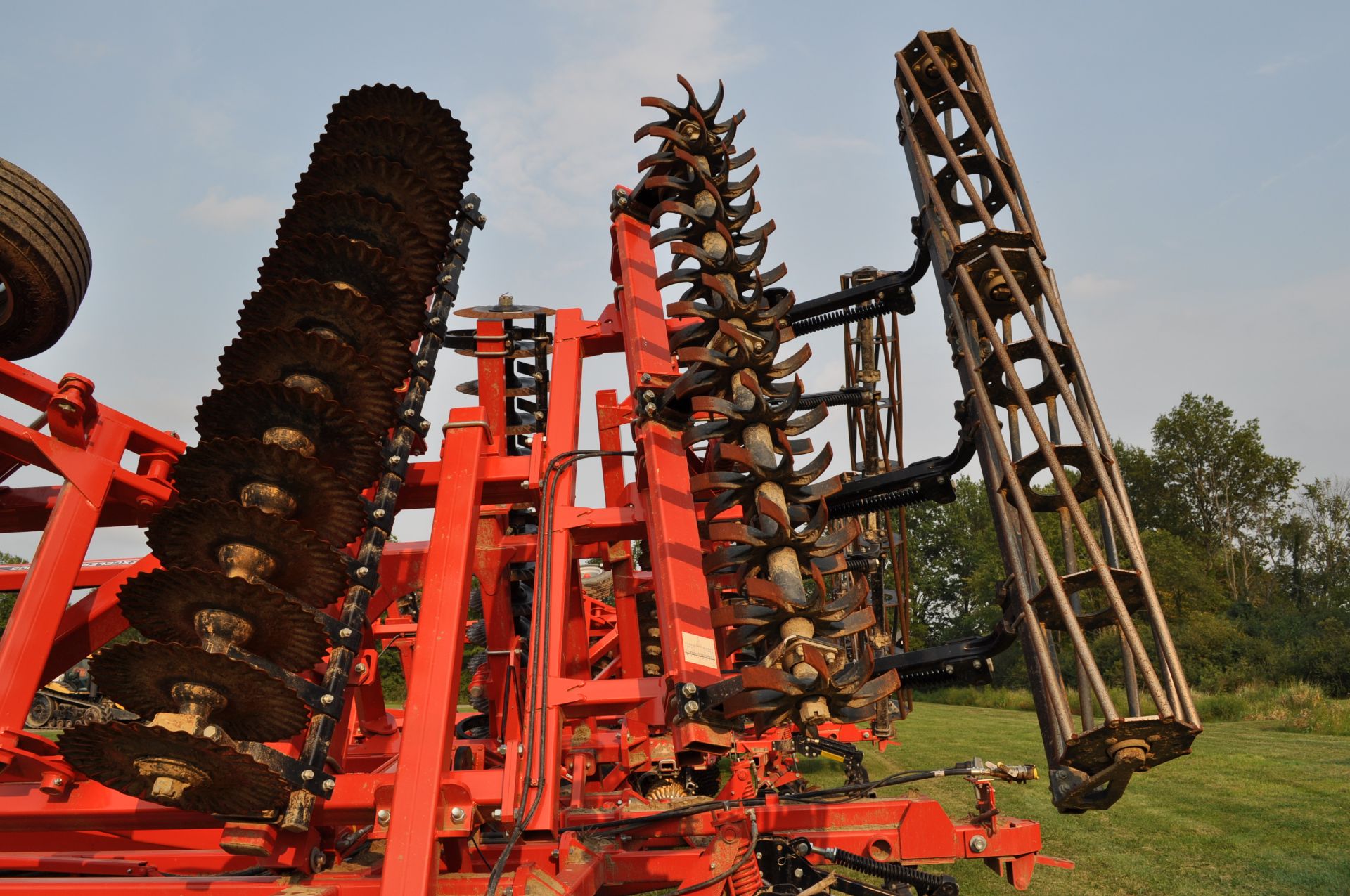 2018 30’ Kuhn Krause 8005 Excelerator vertical till, hyd fold, hyd angle, hyd down pressure spider - Image 16 of 25