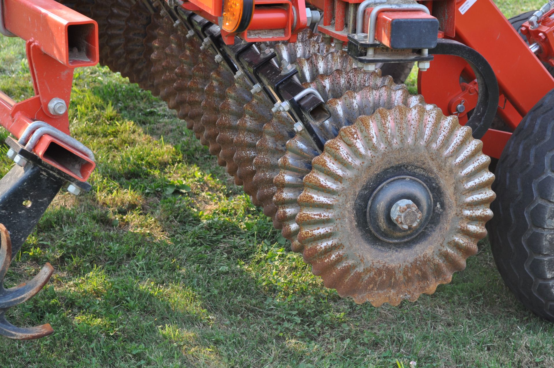 2018 30’ Kuhn Krause 8005 Excelerator vertical till, hyd fold, hyd angle, hyd down pressure spider - Image 20 of 25