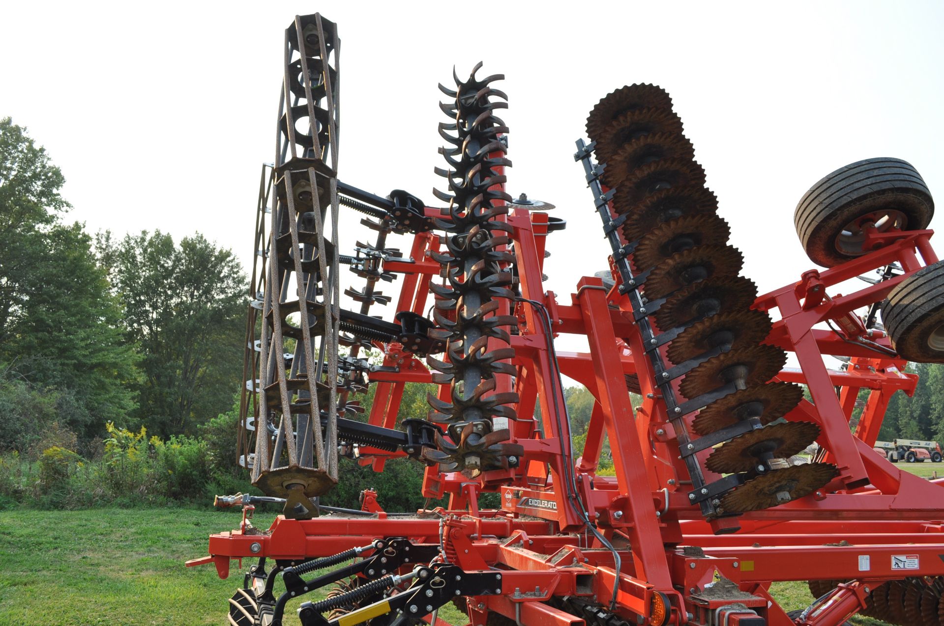 2018 30’ Kuhn Krause 8005 Excelerator vertical till, hyd fold, hyd angle, hyd down pressure spider - Image 19 of 25