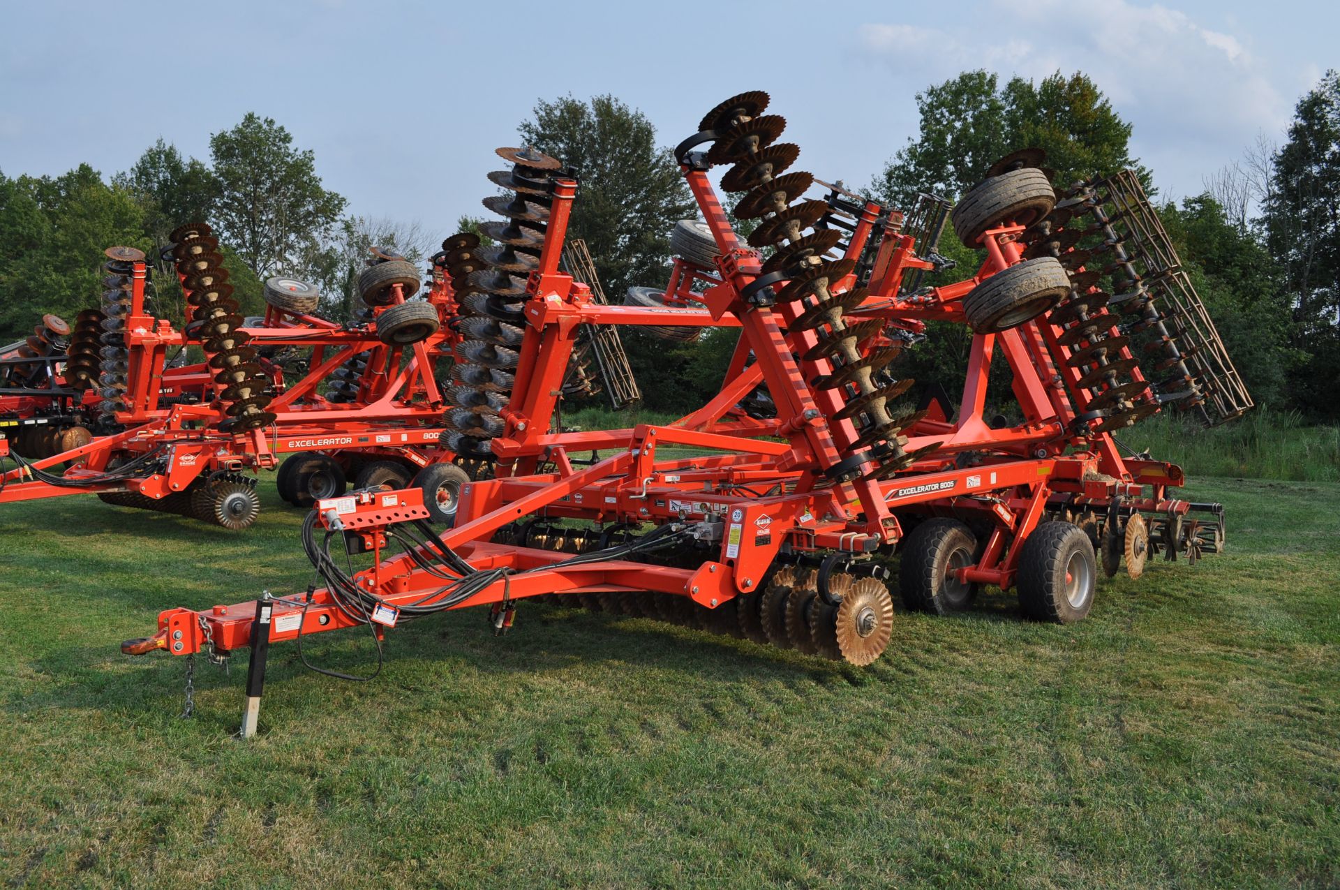 2018 30’ Kuhn Krause 8005 Excelerator vertical till, hyd fold, hyd angle, hyd down pressure spider