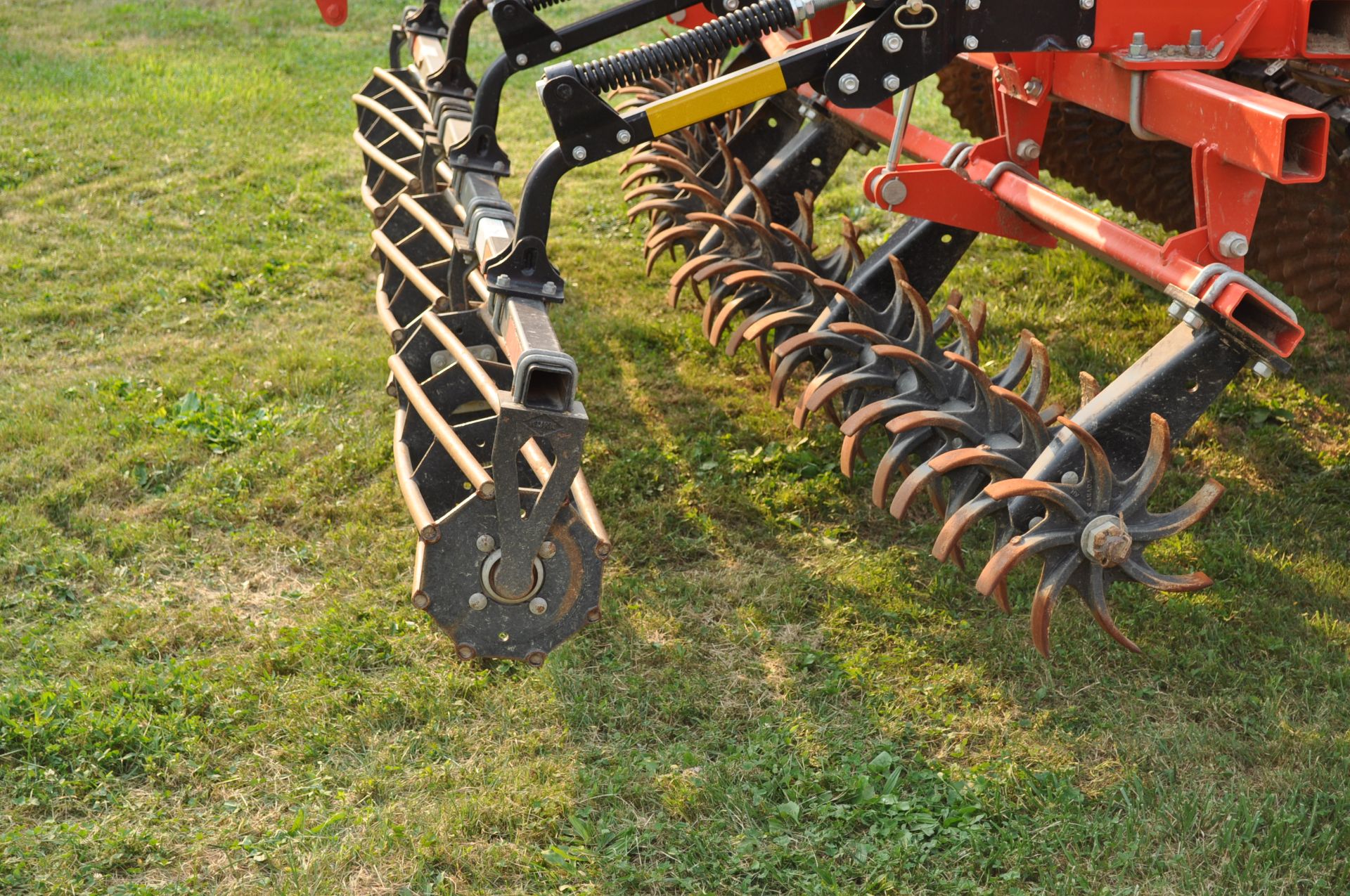 2018 30’ Kuhn Krause 8005 Excelerator vertical till, hyd fold, hyd angle, hyd down pressure spider - Image 18 of 25