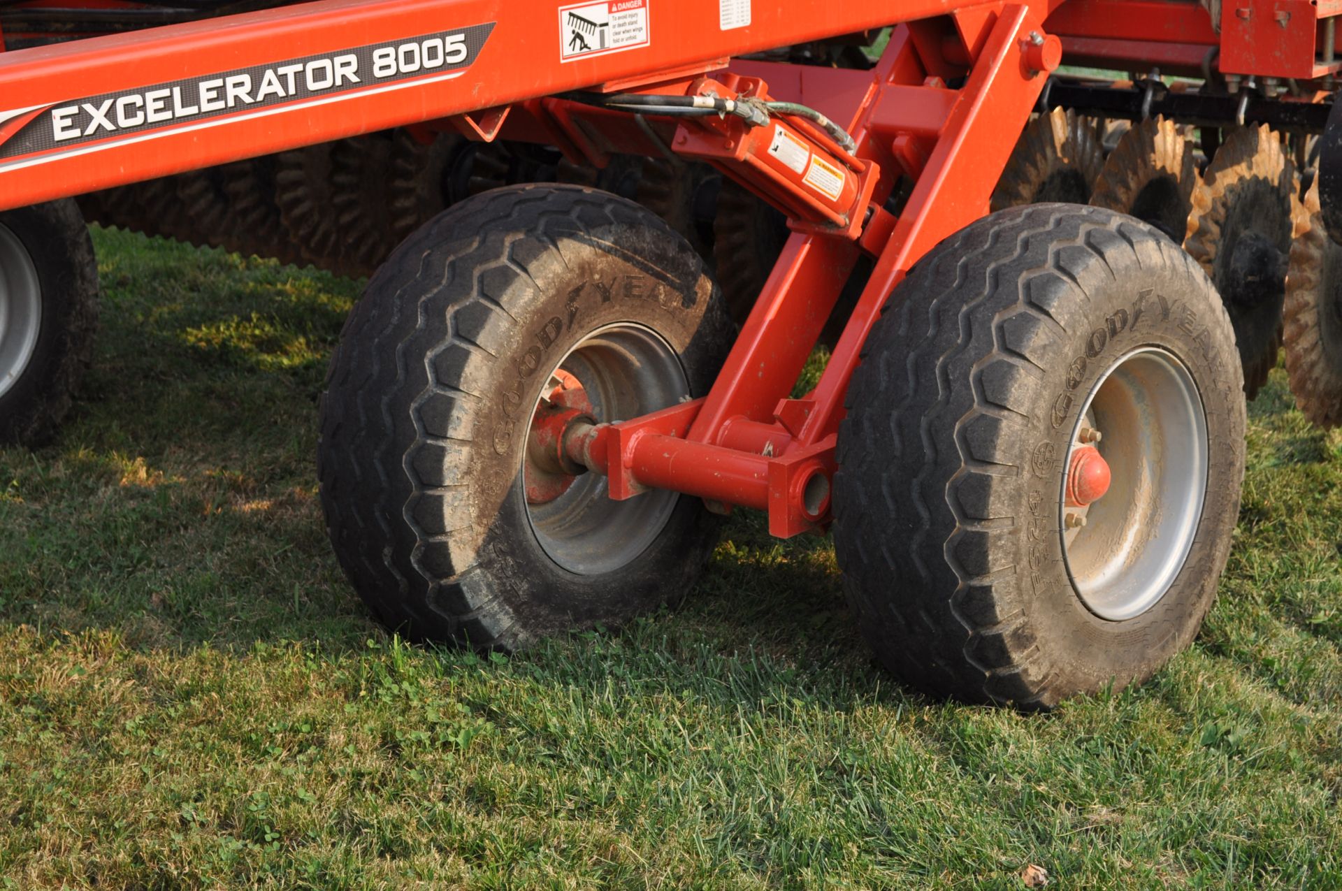 2018 30’ Kuhn Krause 8005 Excelerator vertical till, hyd fold, hyd angle, hyd down pressure spider - Image 10 of 25