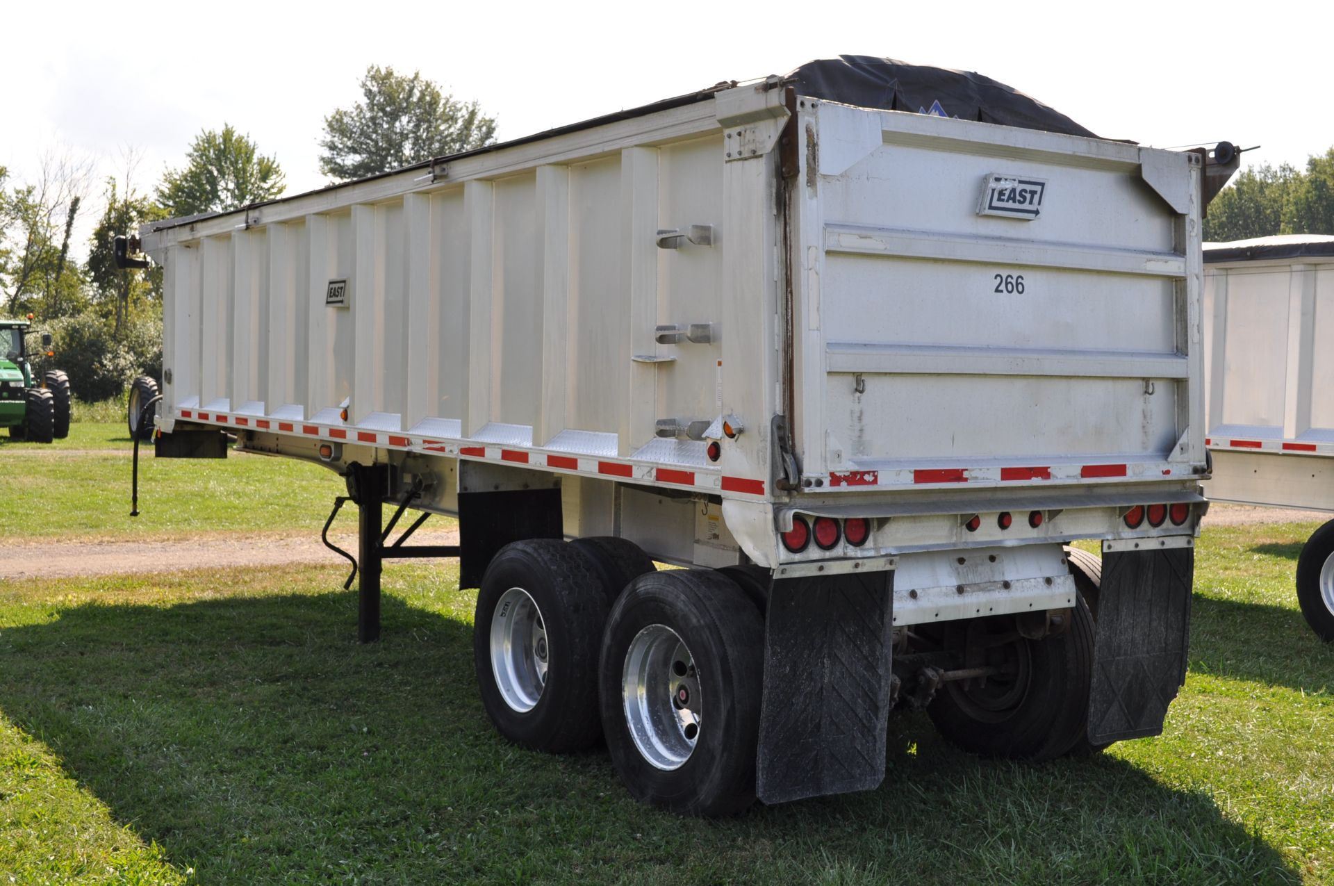 2010 28’ East alum dump trailer, alum frame, tandem axle, spring ride, alum wheels, 11R22.5 tires - Image 3 of 20