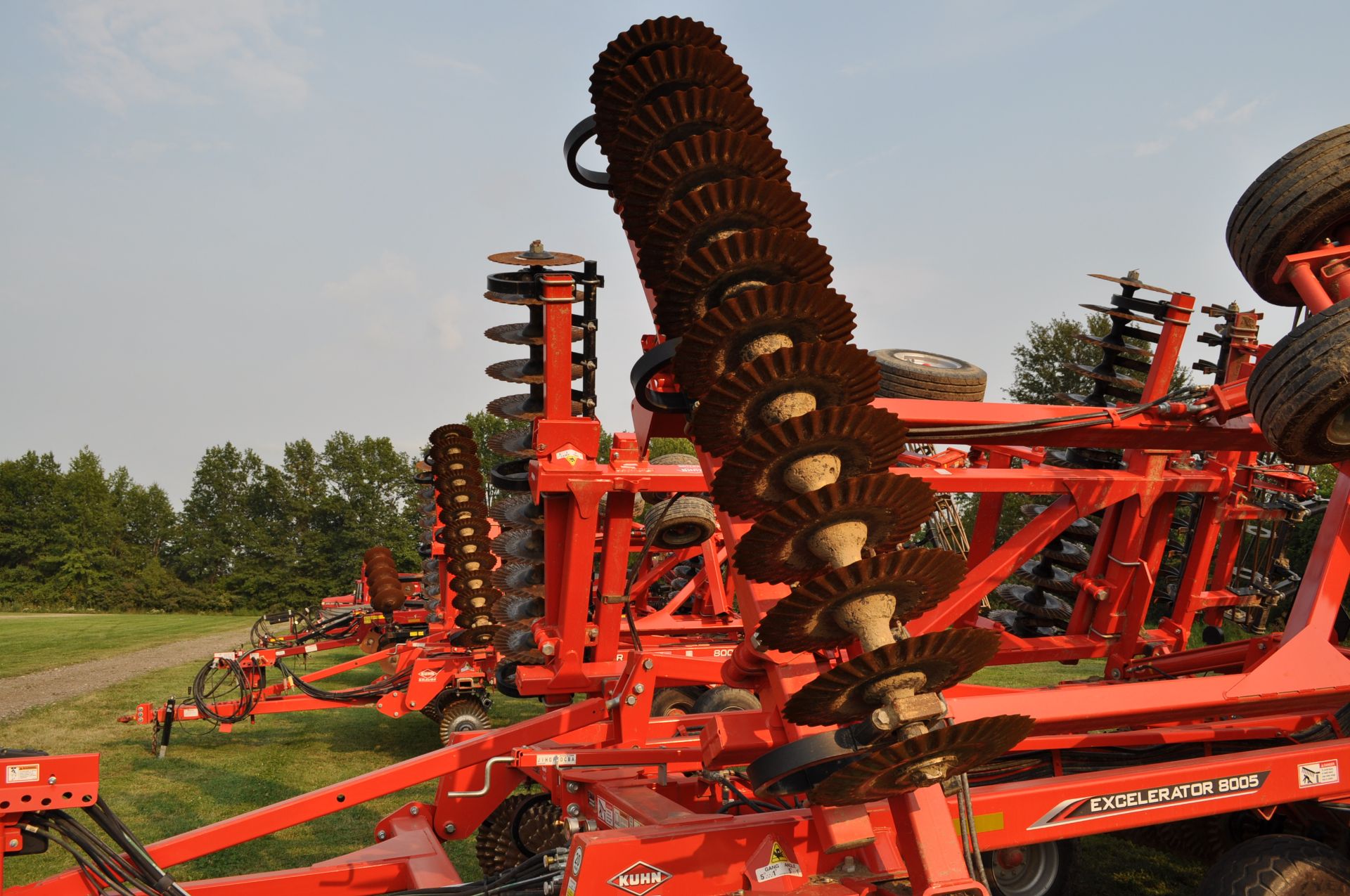 2018 30’ Kuhn Krause 8005 Excelerator vertical till, hyd fold, hyd angle, hyd down pressure spider - Image 8 of 25