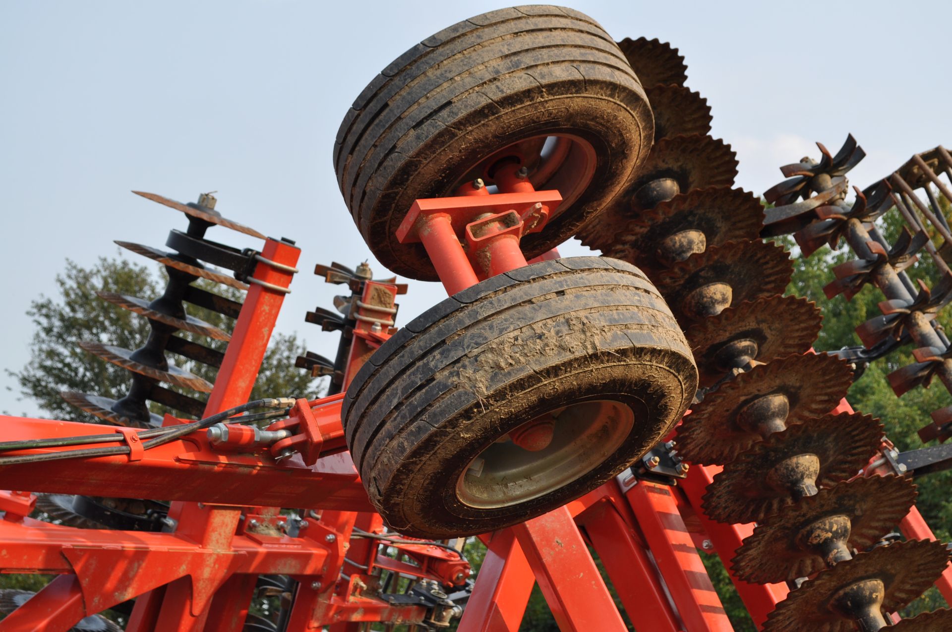 2018 30’ Kuhn Krause 8005 Excelerator vertical till, hyd fold, hyd angle, hyd down pressure spider - Image 9 of 25