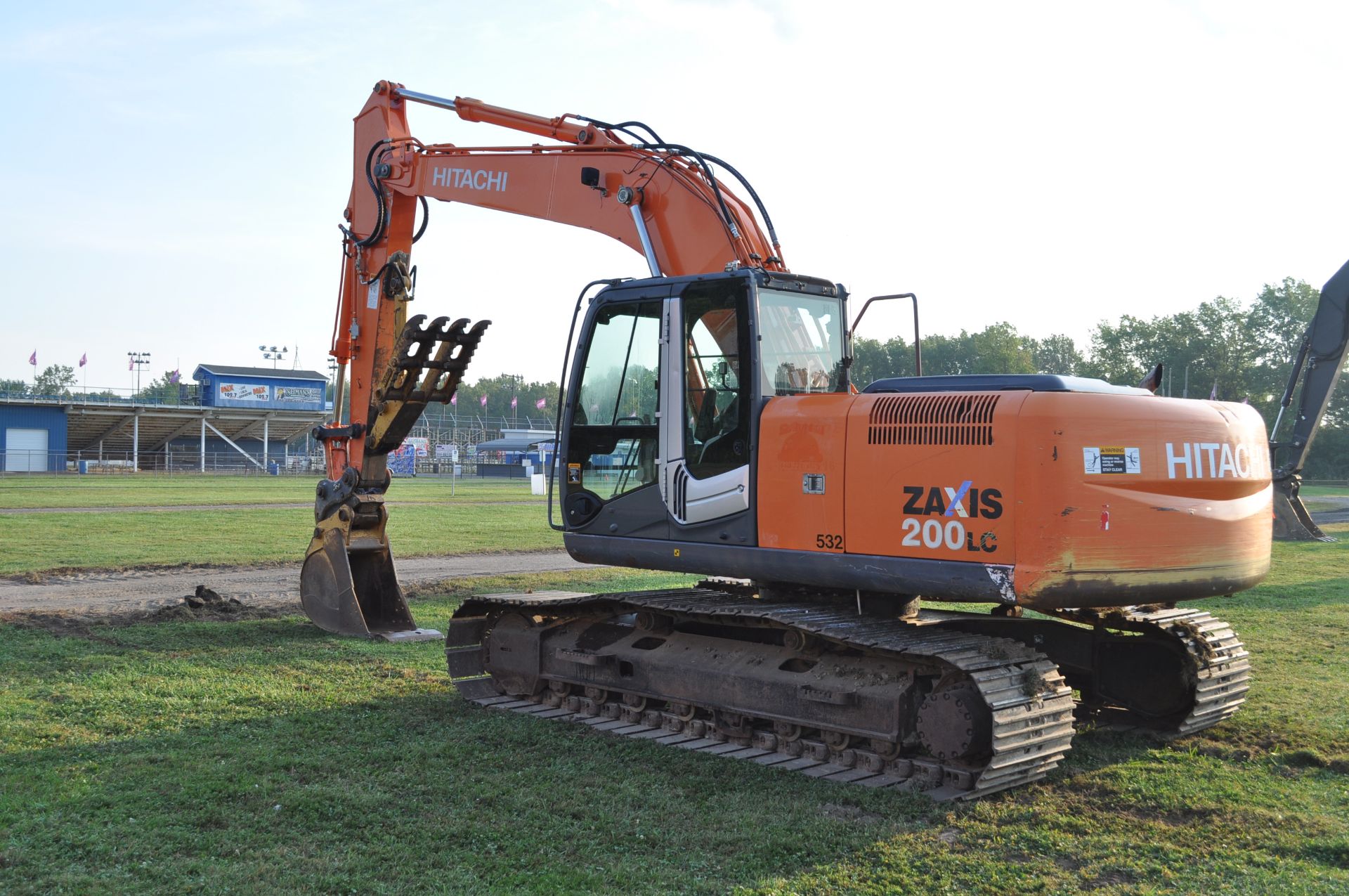 Hitachi 200LC excavator, 32” steel pads, C/H/A, JRB hyd coupler, 25" rock bucket w/ duckbill - Image 3 of 38