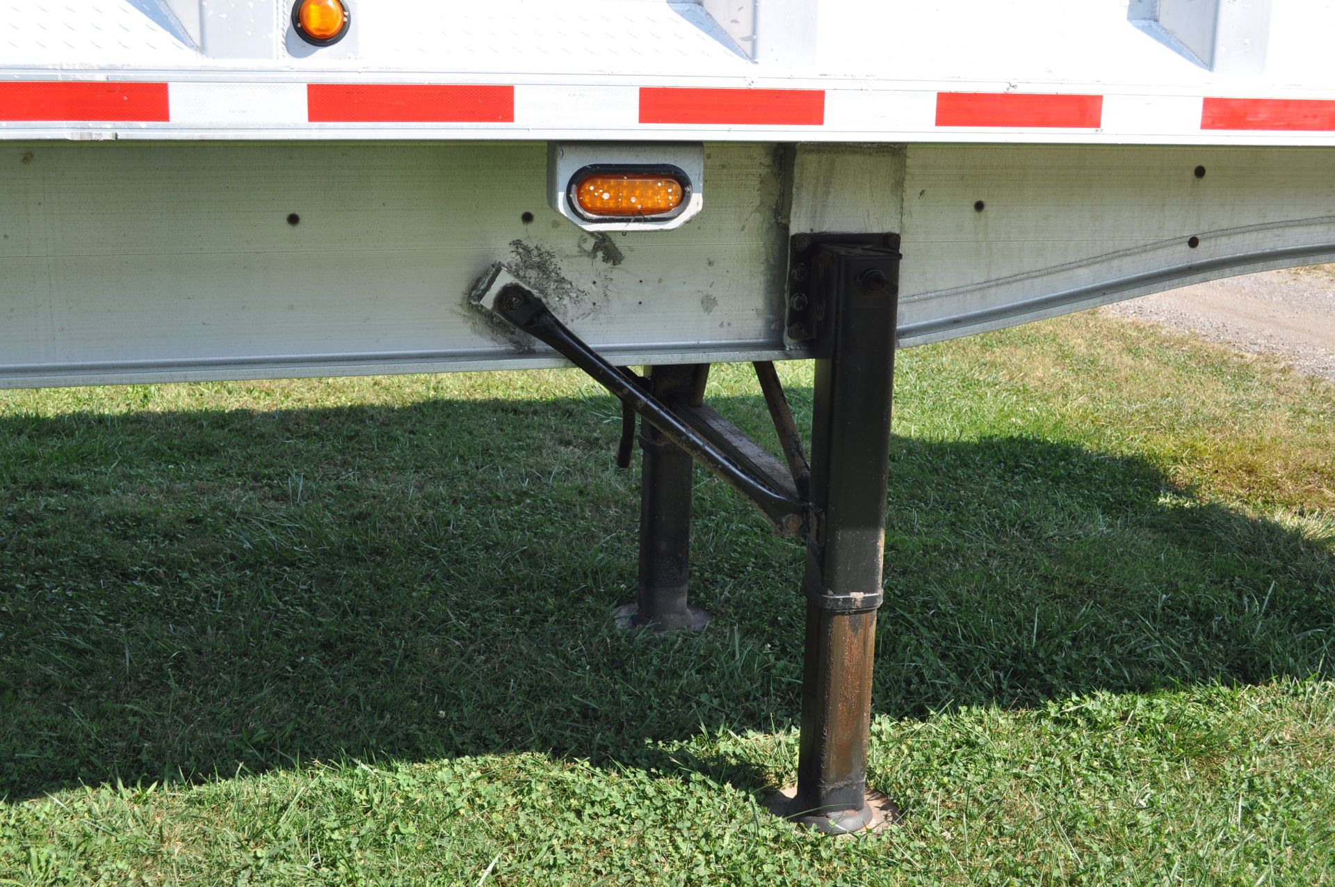 2010 28’ East alum dump trailer, alum frame, tandem axle, spring ride, alum wheels, 11R22.5 tires - Image 15 of 20