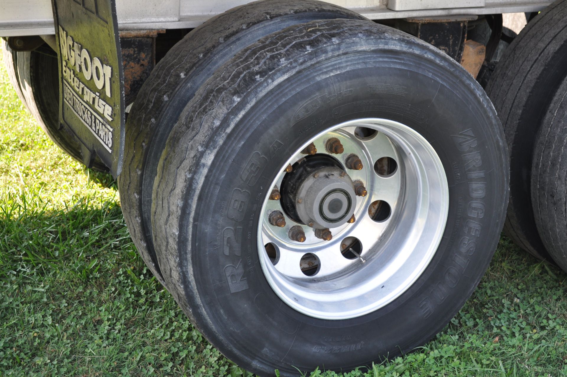 2010 28’ East alum dump trailer, alum frame, tandem axle, spring ride, alum wheels, 11R22.5 tires - Image 7 of 20