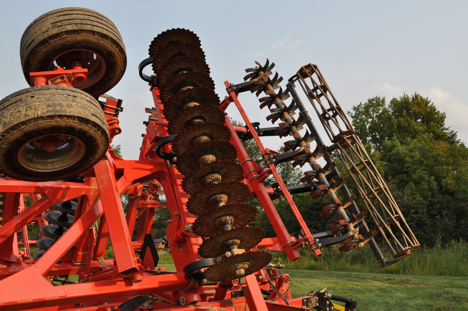 2018 30’ Kuhn Krause 8005 Excelerator vertical till, hyd fold, hyd angle, hyd down pressure spider - Image 11 of 25