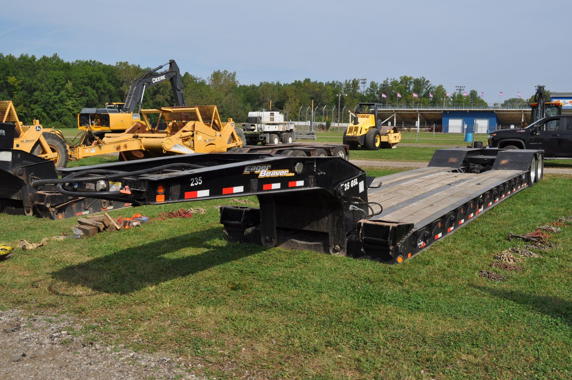 2003 35 ton Eager Beaver hyd detach trailer, 27’ well, tandem axle, air ride, 255/70R22.5 tires,