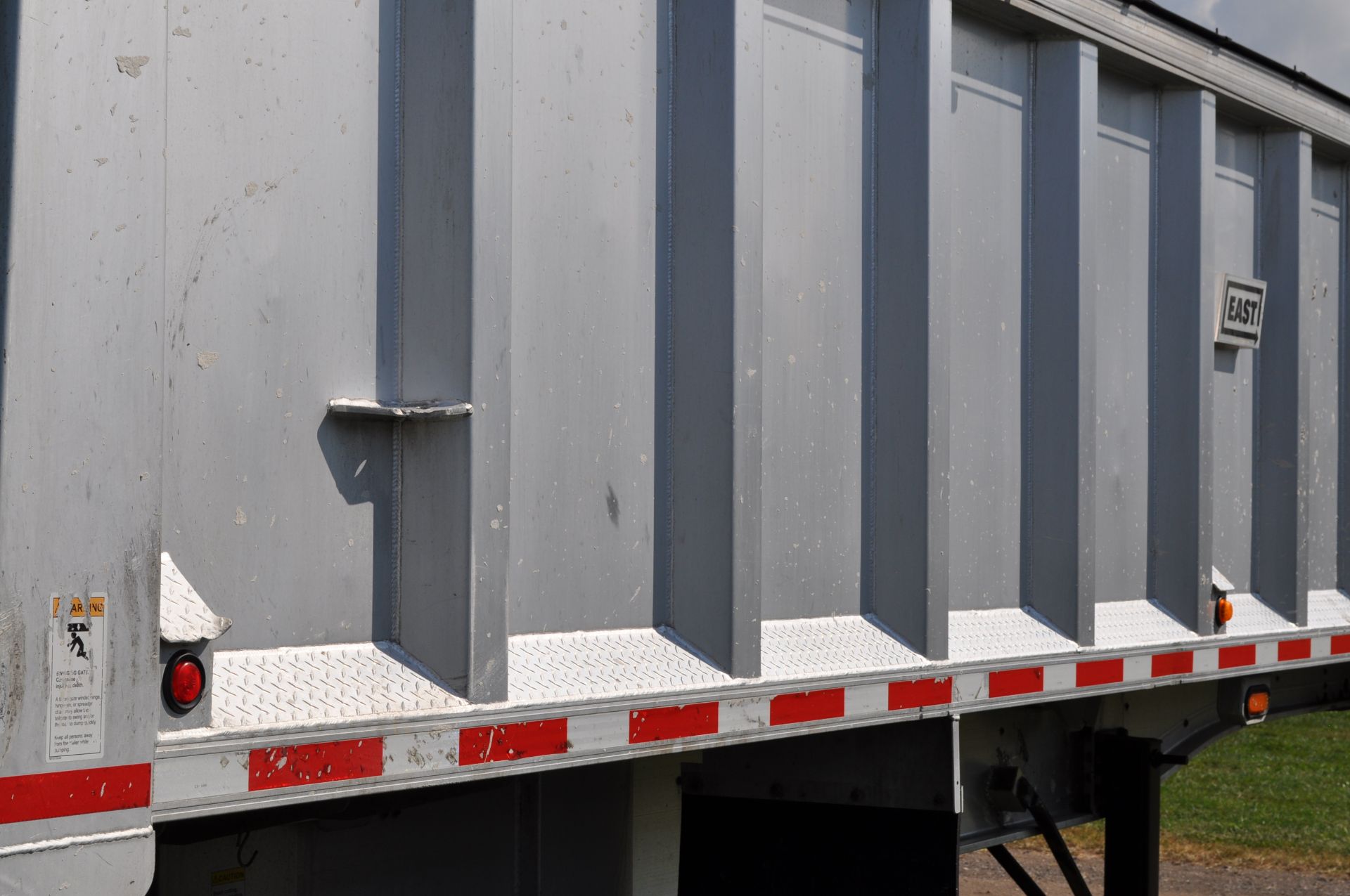 2010 28’ East alum dump trailer, alum frame, tandem axle, spring ride, alum wheels, 11R22.5 tires - Image 11 of 20