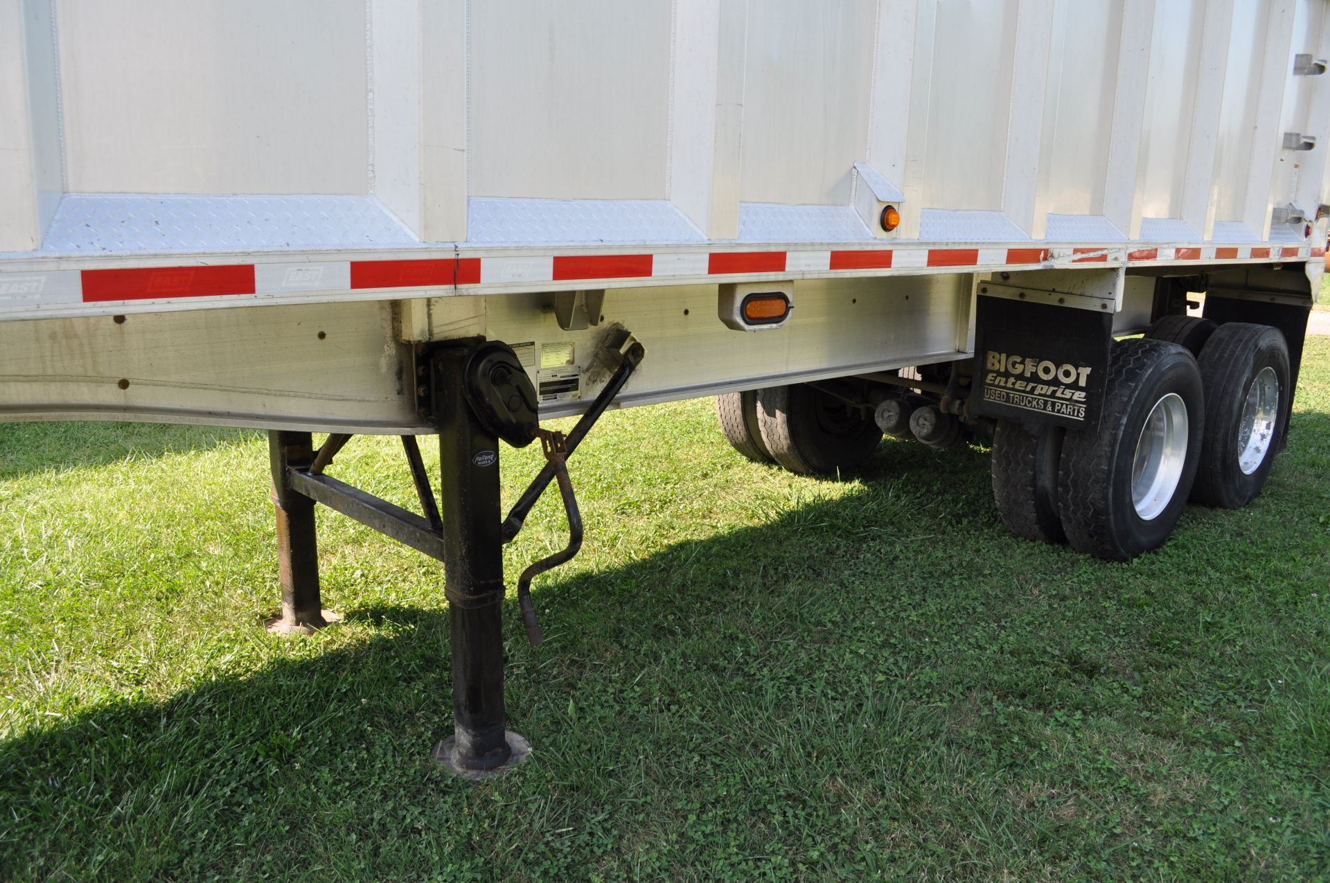 2010 28’ East alum dump trailer, alum frame, tandem axle, spring ride, alum wheels, 11R22.5 tires - Image 6 of 20