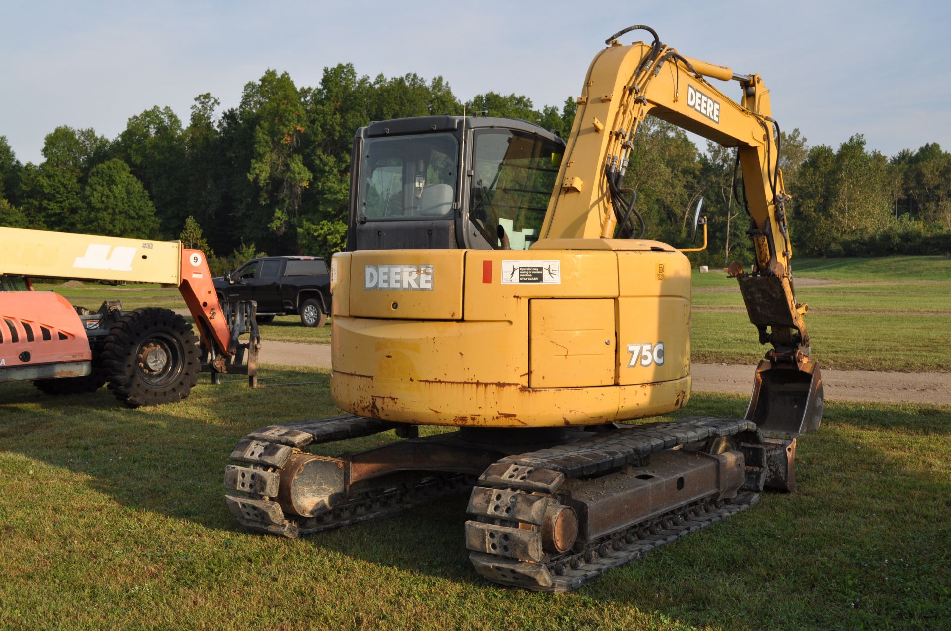 John Deere 75C excavator, 18” rubber pads, C/H/A, 8’ blade, 4' smooth bucket, manual coupler - Image 4 of 38