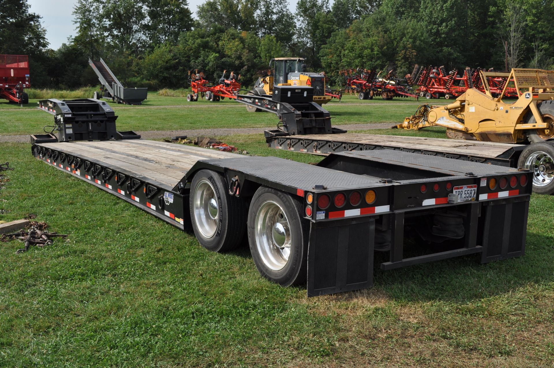 2003 35 ton Eager Beaver hyd detach trailer, 27’ well, tandem axle, air ride, 255/70R22.5 tires, - Image 2 of 19