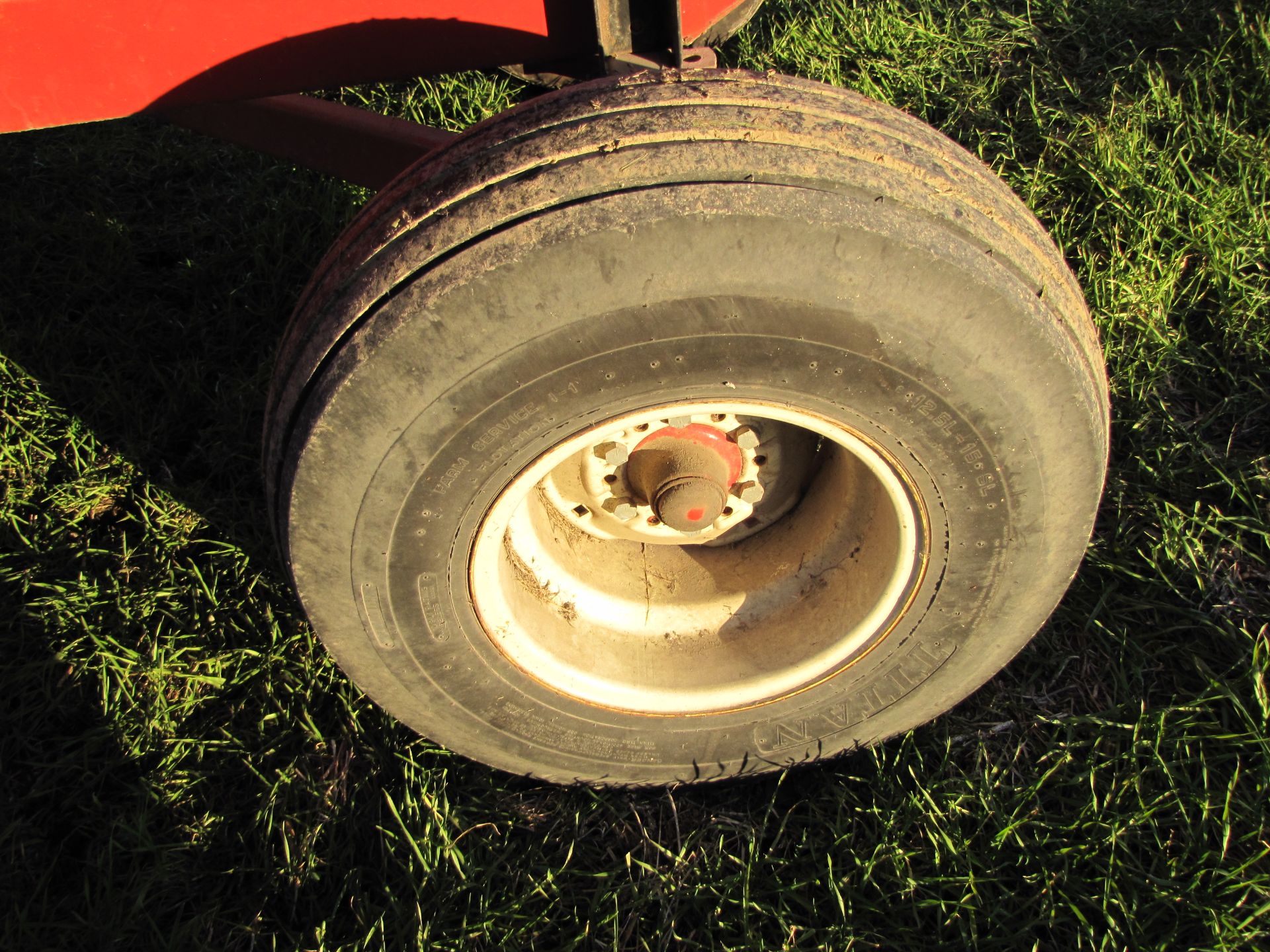 275 bushel Unverferth gravity bed wagon, 12.5 L 15 tires - Image 14 of 16