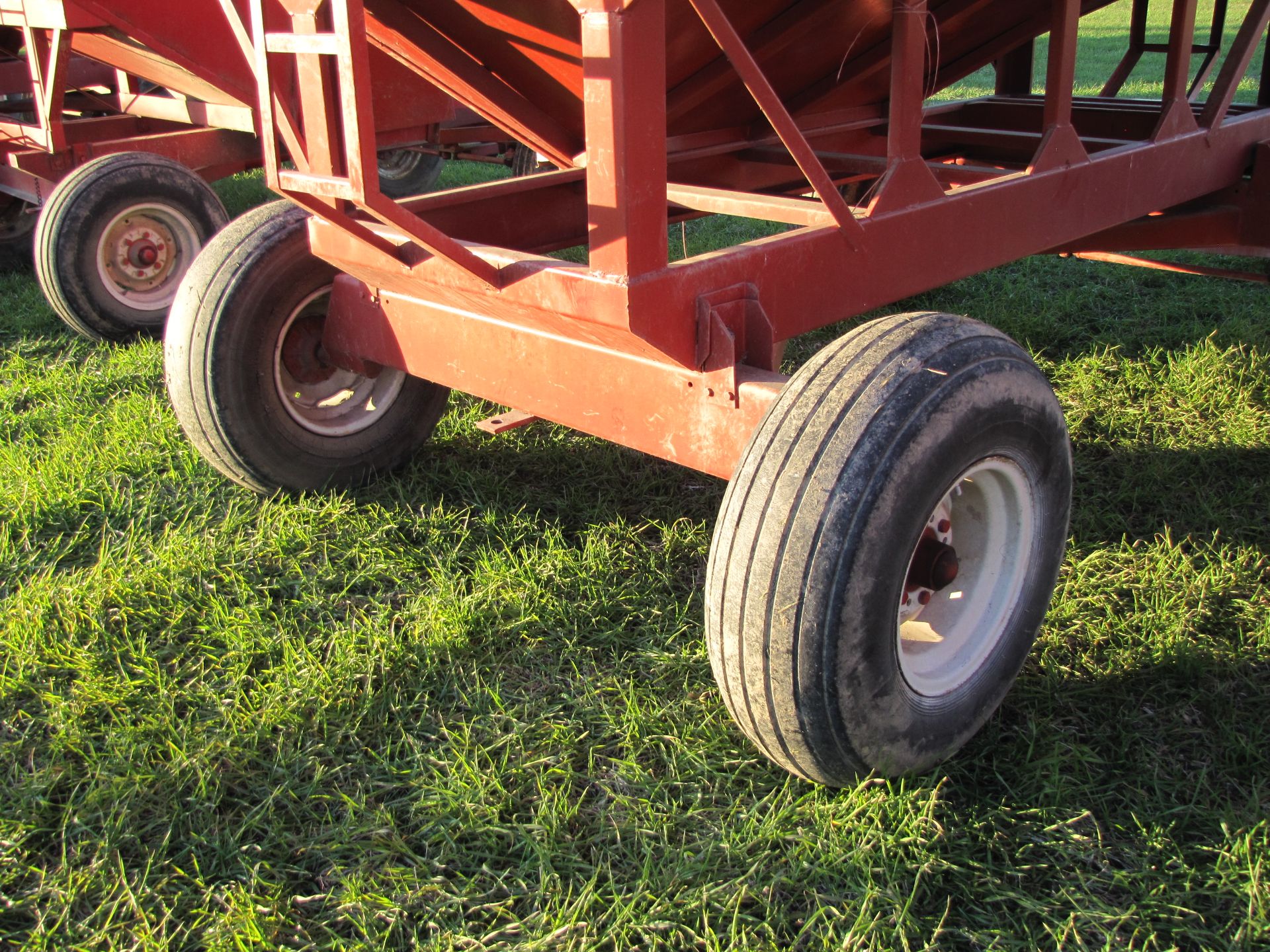 275 bushel Unverferth gravity bed wagon, 12.5 L 15 tires - Image 10 of 14