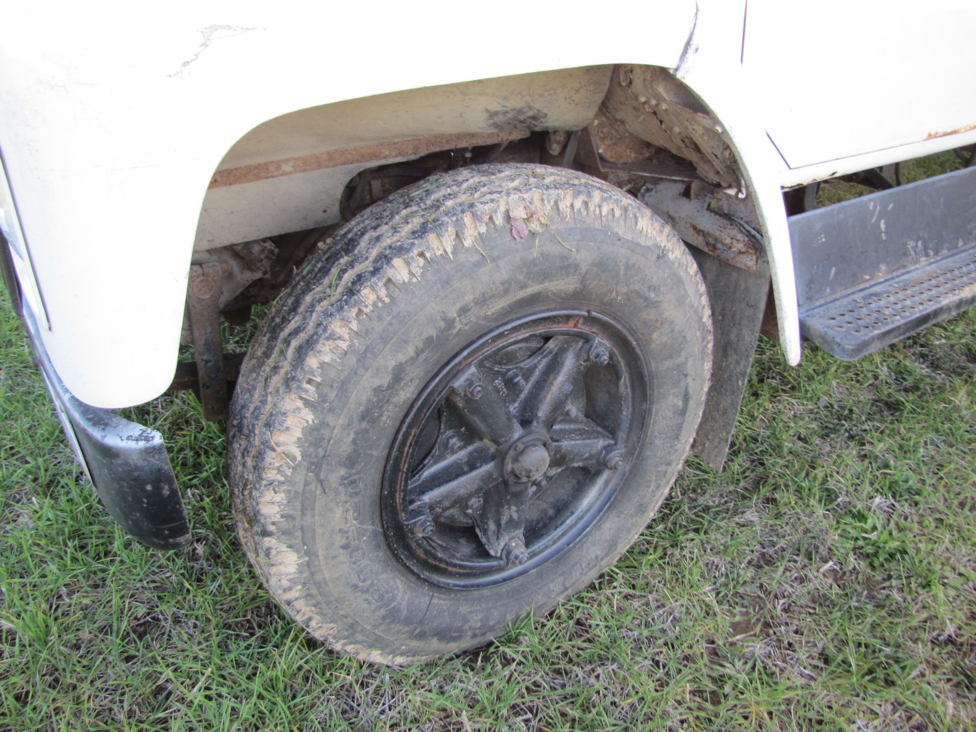 1981 International S1700 grain truck w/ 15 ½’ bed & hoist, 9.00-20 tires, 5 speed hi-lo, V-8 gas - Image 20 of 48