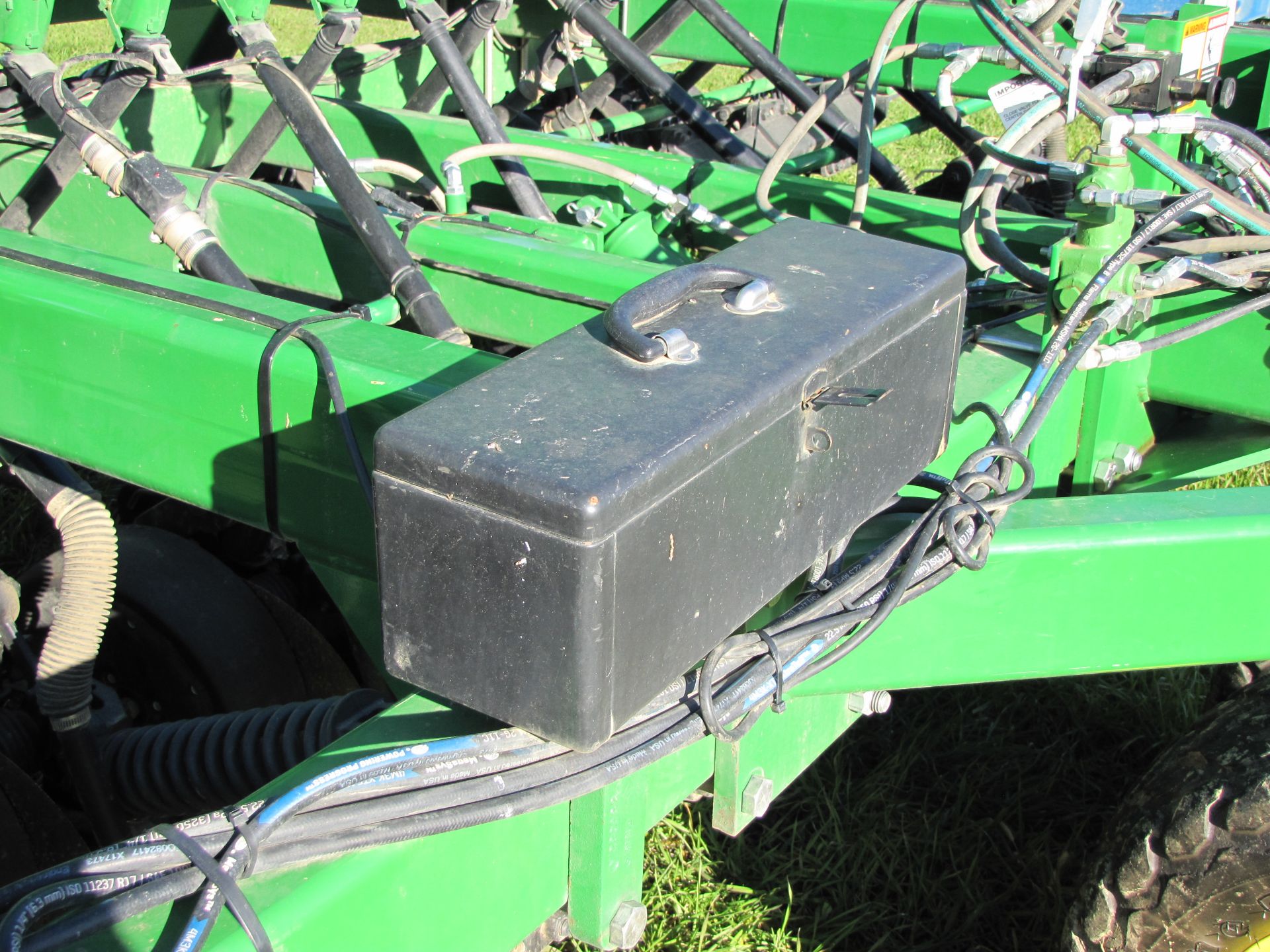 15’ John Deere 1590 no-till drill, elec rate controller, 7 ½” spacing, markers, wired for monitor - Image 26 of 33