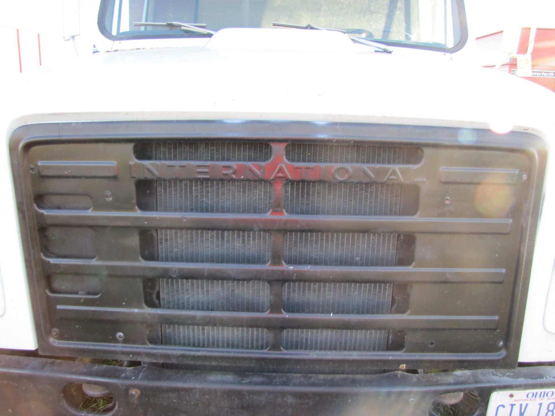 1981 International S1700 grain truck w/ 15 ½’ bed & hoist, 9.00-20 tires, 5 speed hi-lo, V-8 gas - Image 19 of 48