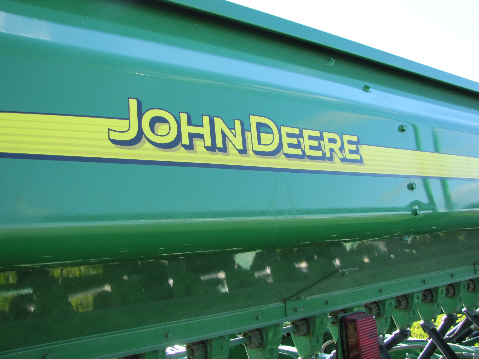 15’ John Deere 1590 no-till drill, elec rate controller, 7 ½” spacing, markers, wired for monitor - Image 19 of 33