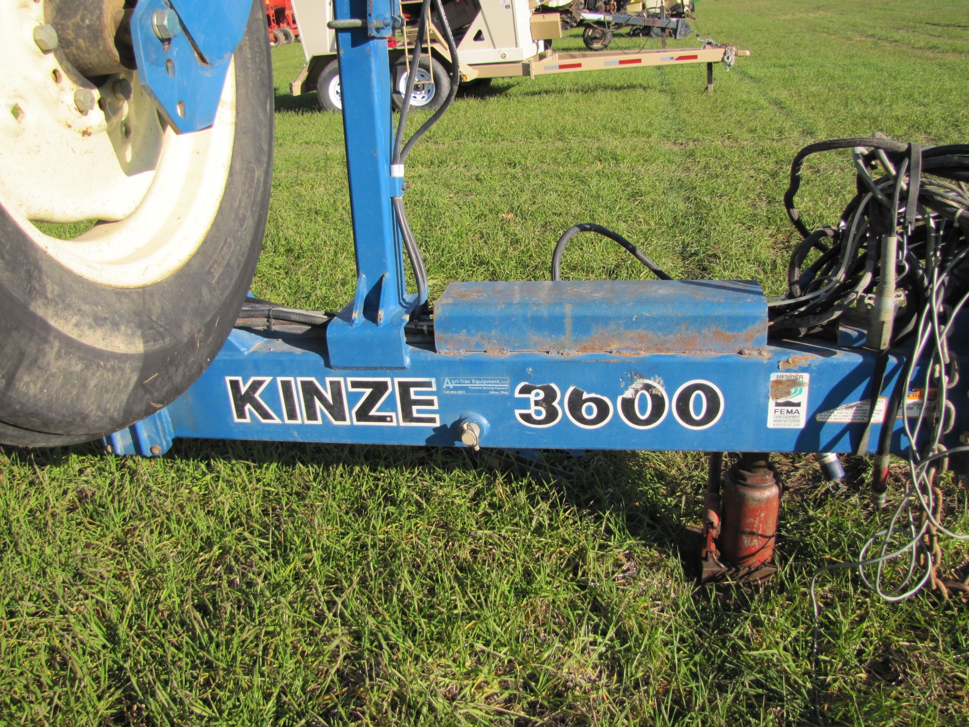 Kinze 3600 8 row x 36” planter, Kinze single disc 2x2 fert, in furrow Keeton fert, no-till - Image 15 of 27