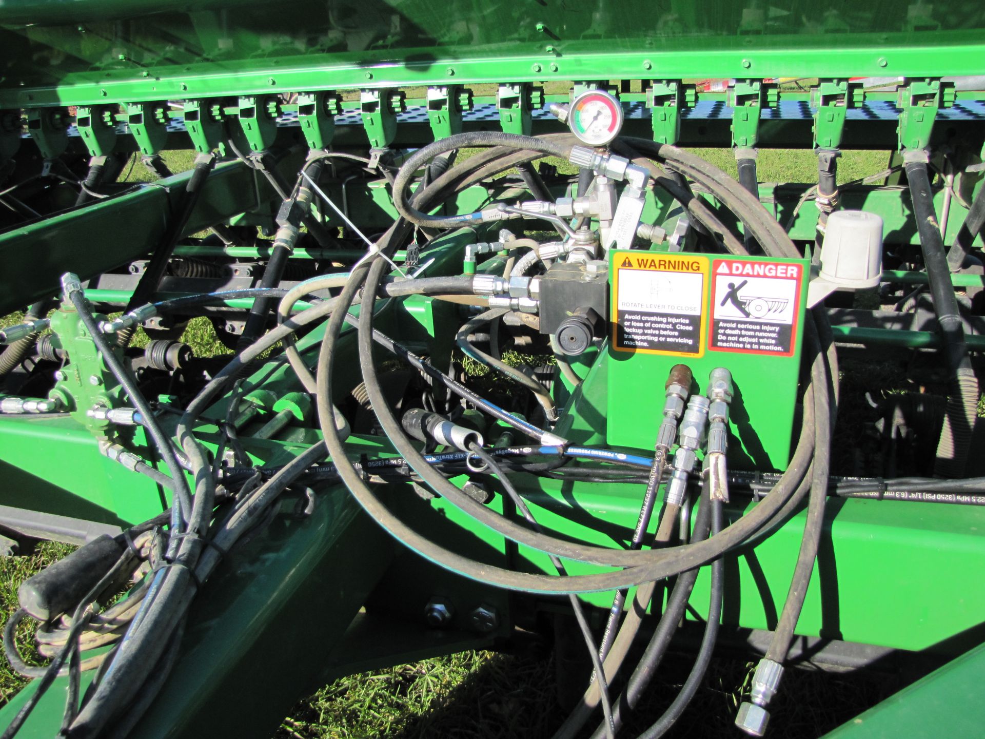 15’ John Deere 1590 no-till drill, elec rate controller, 7 ½” spacing, markers, wired for monitor - Image 24 of 33