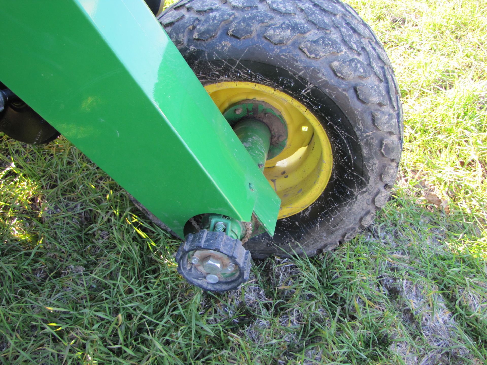 15’ John Deere 1590 no-till drill, elec rate controller, 7 ½” spacing, markers, wired for monitor - Image 16 of 33