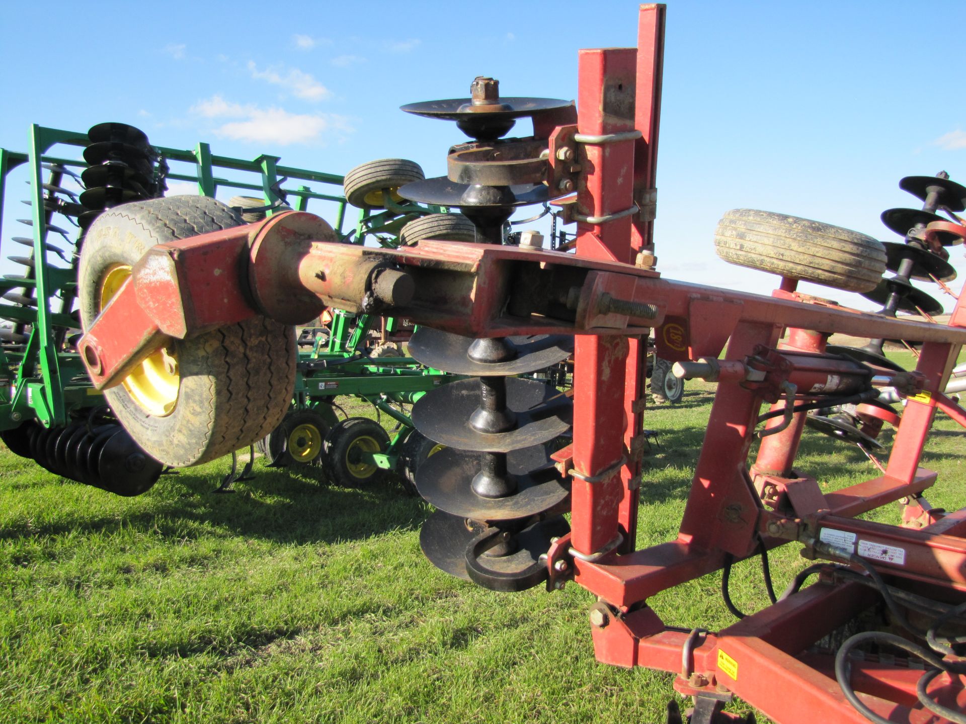 18’ Sunflower 1232 disc, Rock Flex, 9” spacing, rear hitch, hyd fold - Image 14 of 24