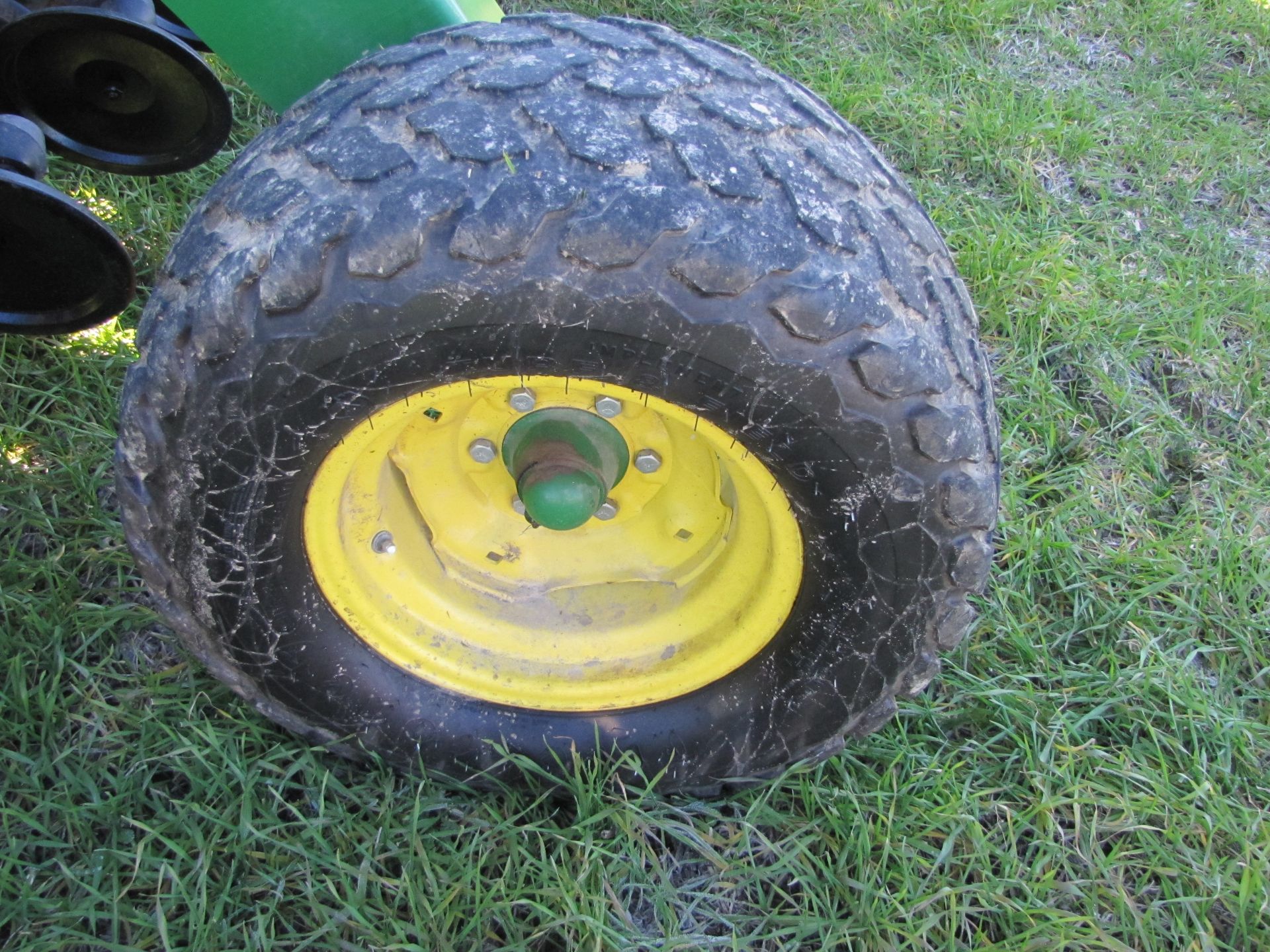 15’ John Deere 1590 no-till drill, elec rate controller, 7 ½” spacing, markers, wired for monitor - Image 17 of 33