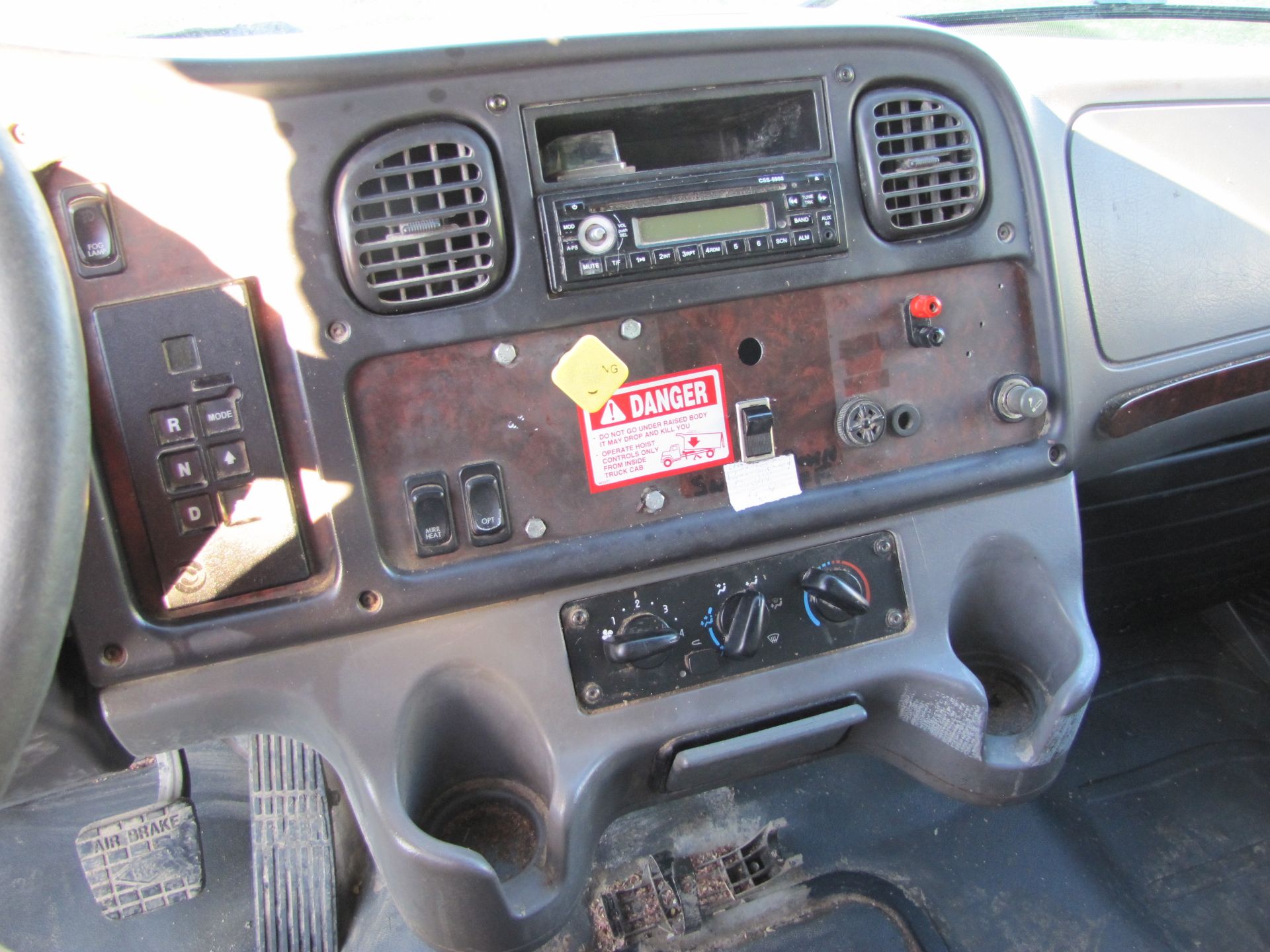 2004 Freightliner single axle grain truck, new motor, 252,600 miles, Allison automatic transmission - Image 38 of 45