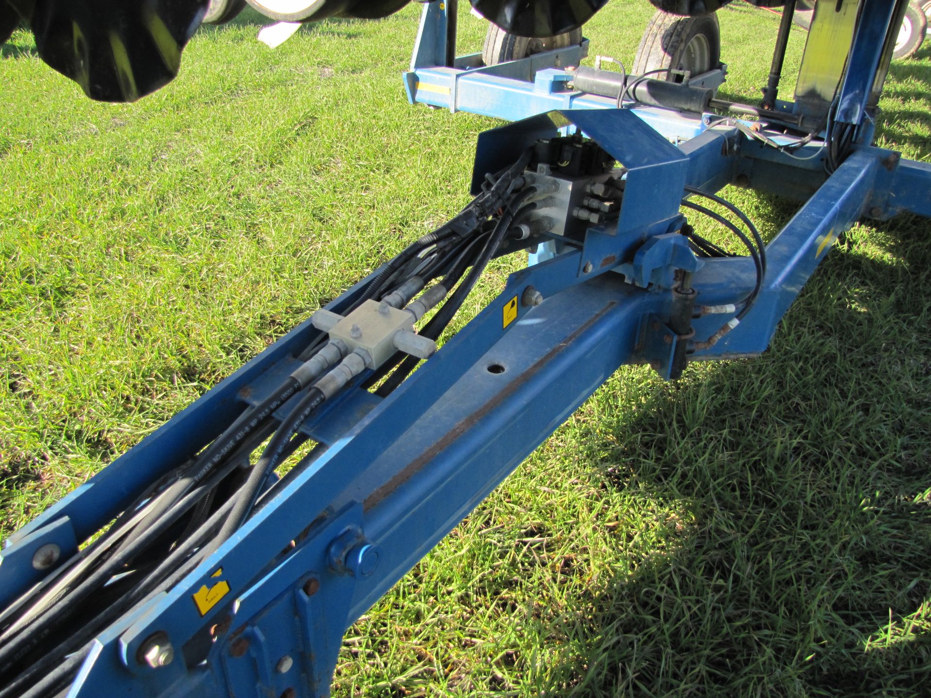 Kinze 3600 8 row x 36” planter, Kinze single disc 2x2 fert, in furrow Keeton fert, no-till - Image 17 of 27