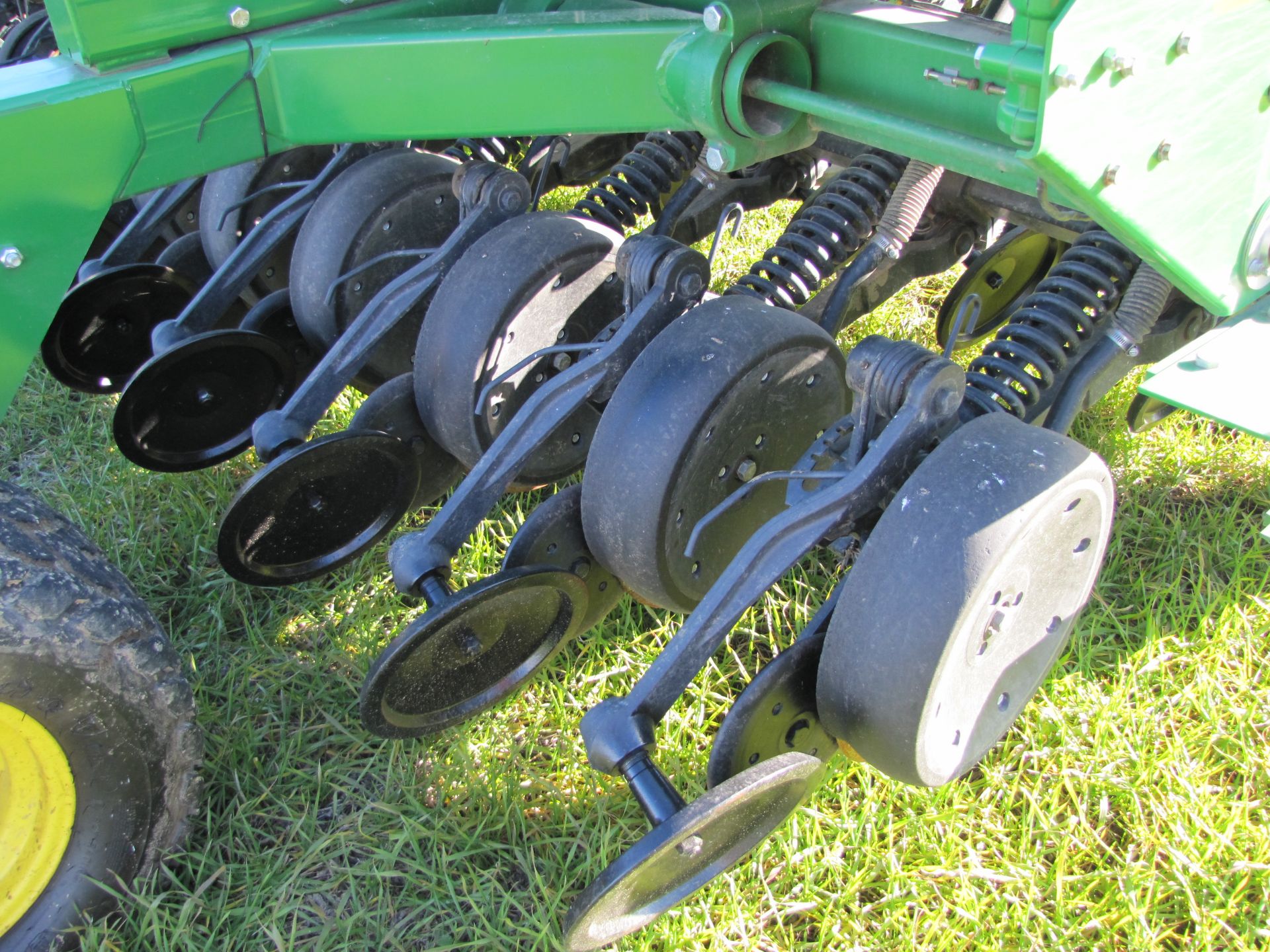 15’ John Deere 1590 no-till drill, elec rate controller, 7 ½” spacing, markers, wired for monitor - Image 12 of 33