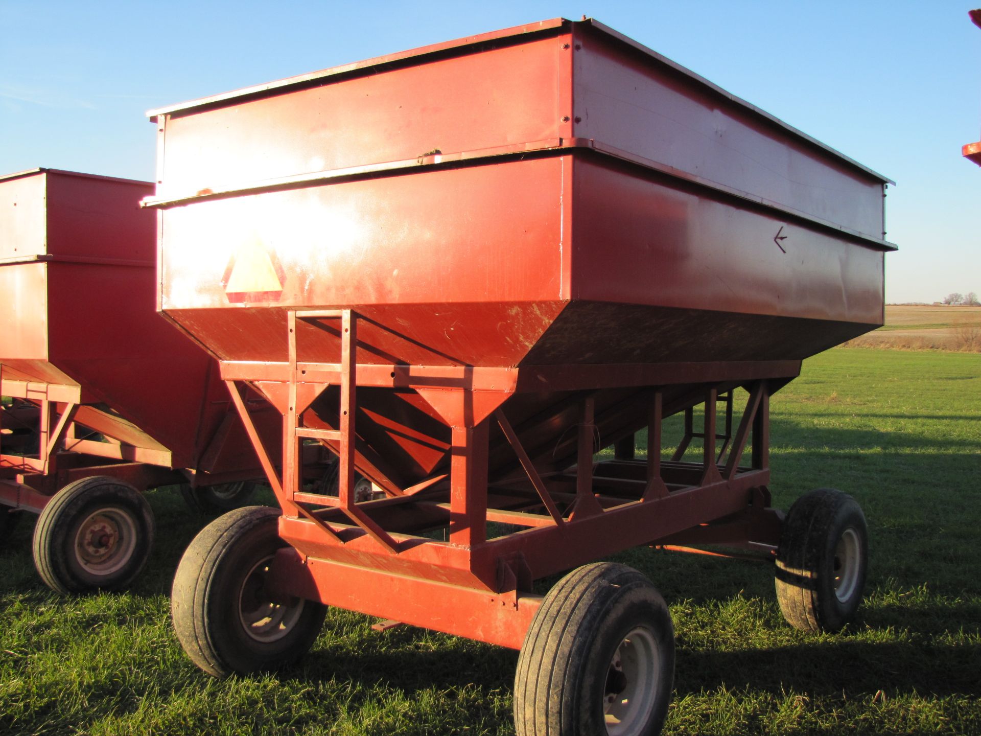 275 bushel Unverferth gravity bed wagon, 12.5 L 15 tires - Image 9 of 14