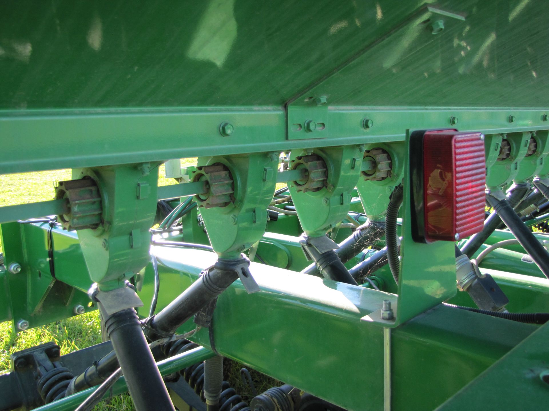 15’ John Deere 1590 no-till drill, elec rate controller, 7 ½” spacing, markers, wired for monitor - Image 20 of 33