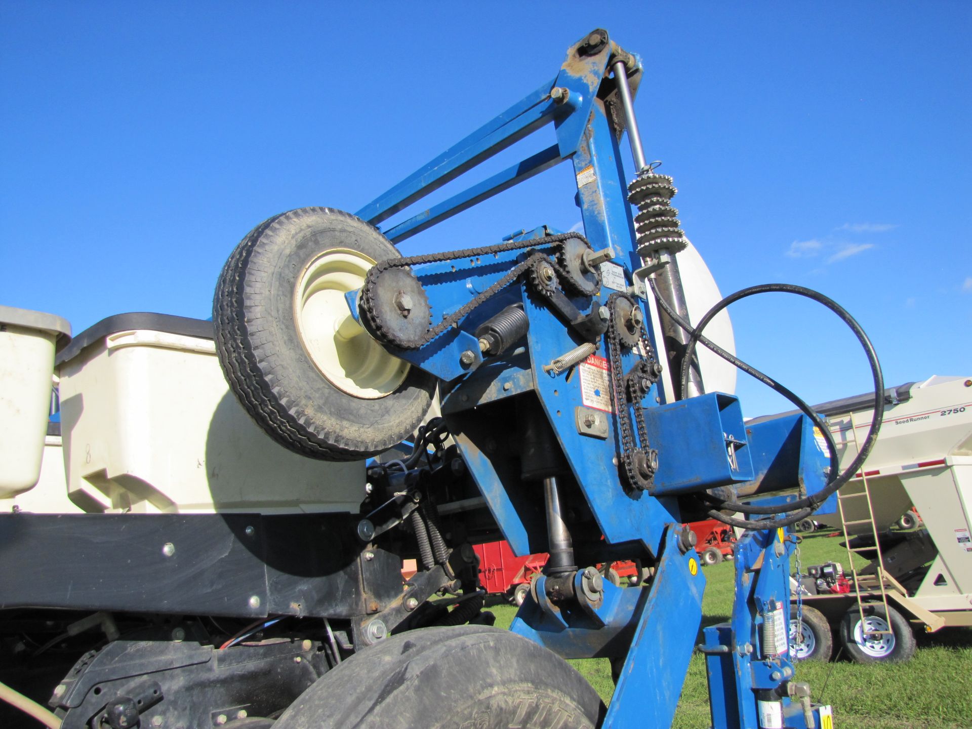 Kinze 3600 8 row x 36” planter, Kinze single disc 2x2 fert, in furrow Keeton fert, no-till - Image 16 of 27