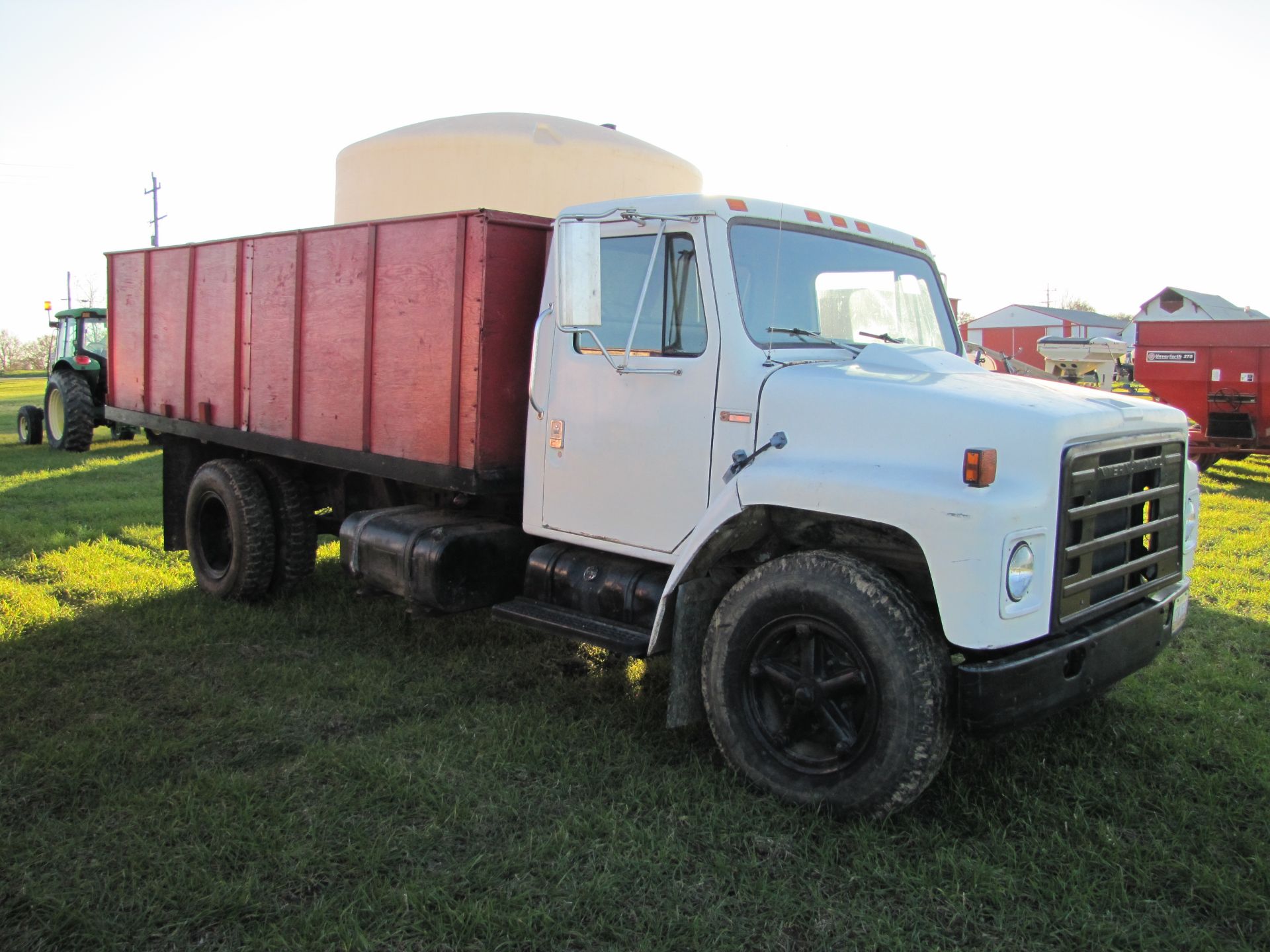 1981 International S1700 grain truck w/ 15 ½’ bed & hoist, 9.00-20 tires, 5 speed hi-lo, V-8 gas