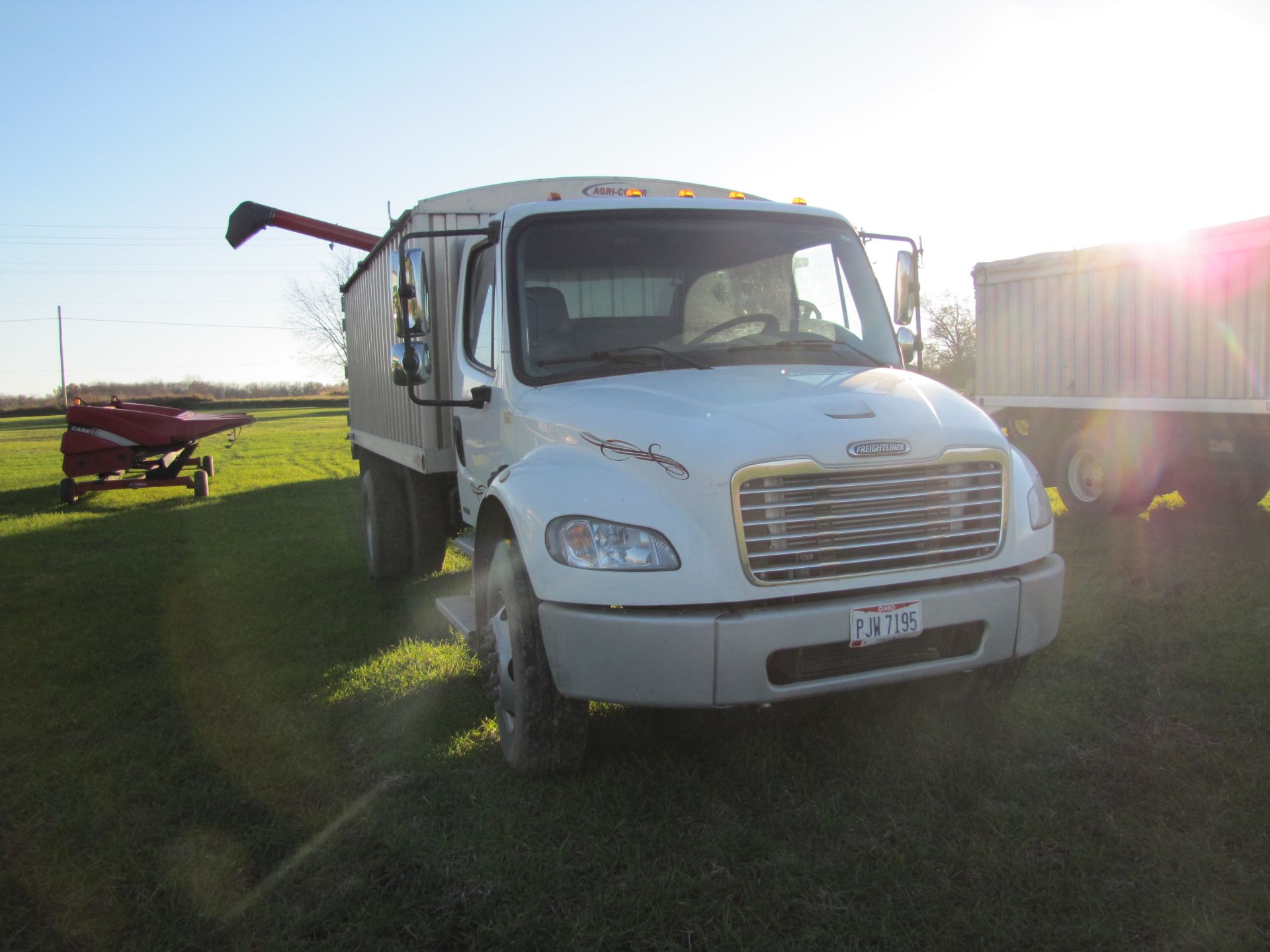 2004 Freightliner single axle grain truck, new motor, 252,600 miles, Allison automatic transmission - Image 2 of 45