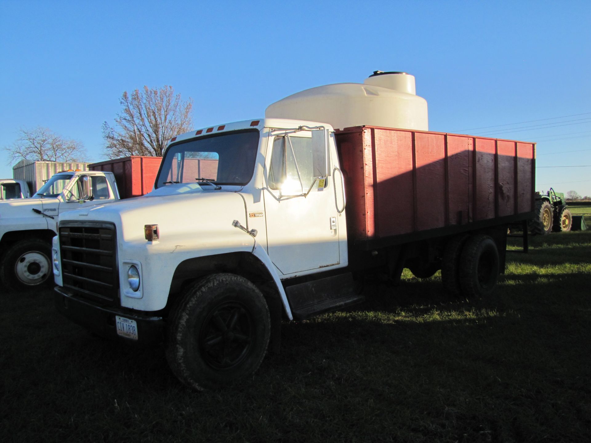 1981 International S1700 grain truck w/ 15 ½’ bed & hoist, 9.00-20 tires, 5 speed hi-lo, V-8 gas - Image 4 of 48