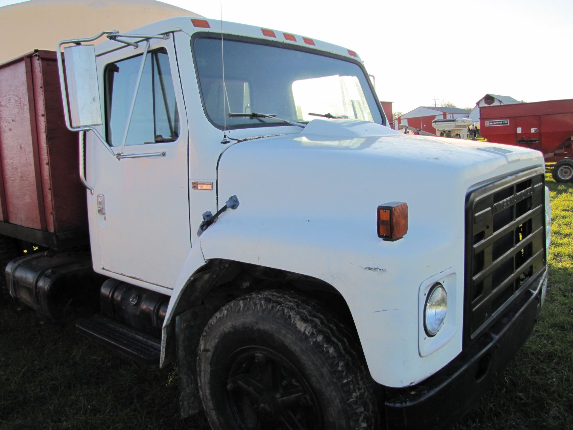 1981 International S1700 grain truck w/ 15 ½’ bed & hoist, 9.00-20 tires, 5 speed hi-lo, V-8 gas - Image 18 of 48